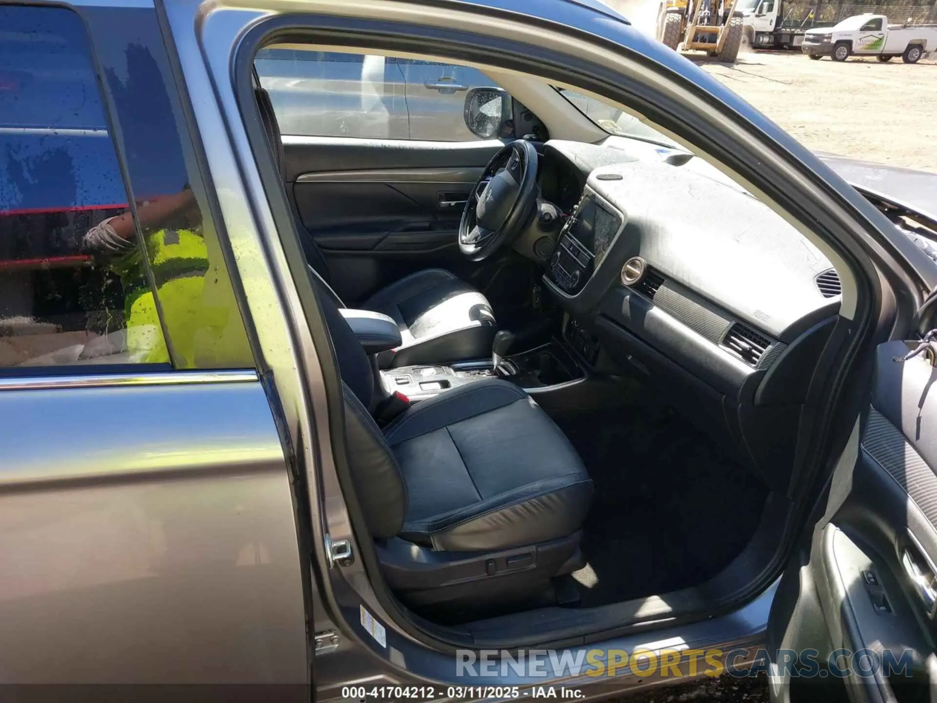 5 fotografías del automóvil dañado JA4AZ3A32KZ023910 MITSUBISHI OUTLANDER 2019