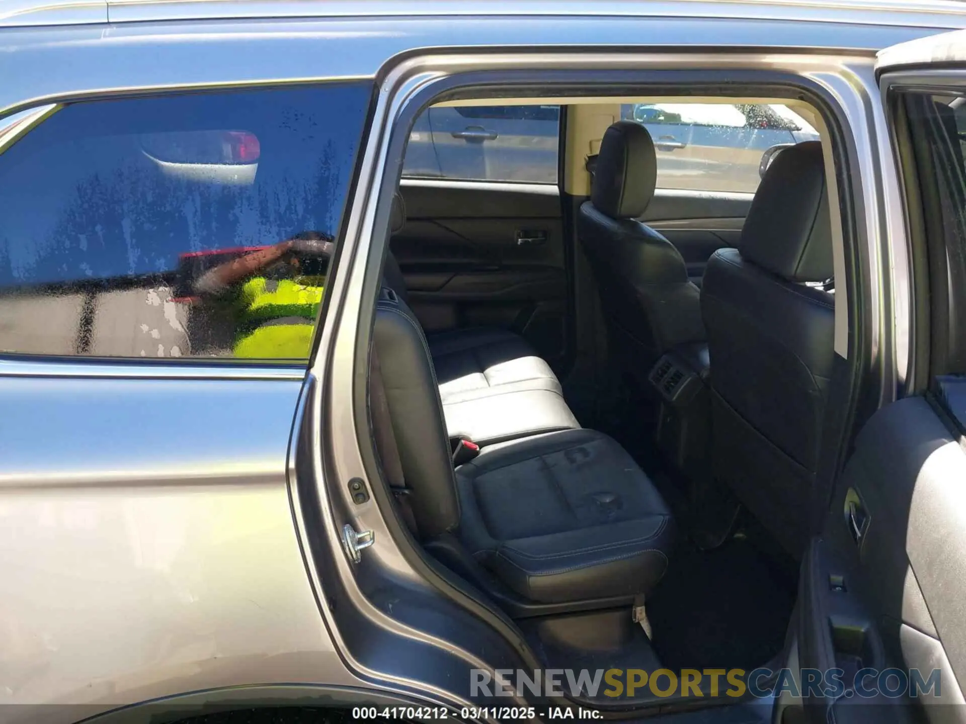 8 fotografías del automóvil dañado JA4AZ3A32KZ023910 MITSUBISHI OUTLANDER 2019