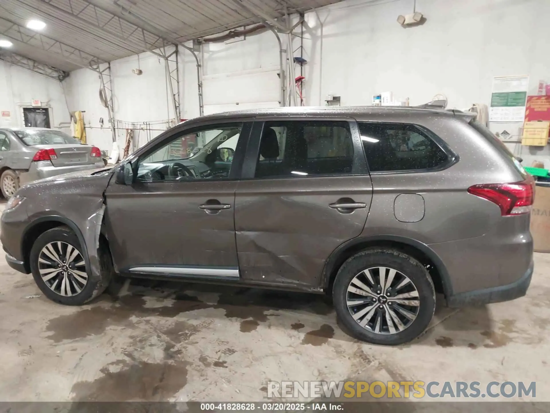 14 fotografías del automóvil dañado JA4AZ3A34KZ020667 MITSUBISHI OUTLANDER 2019