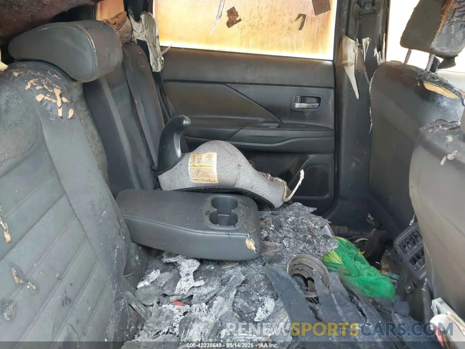 8 fotografías del automóvil dañado JA4AZ3A35KZ009709 MITSUBISHI OUTLANDER 2019