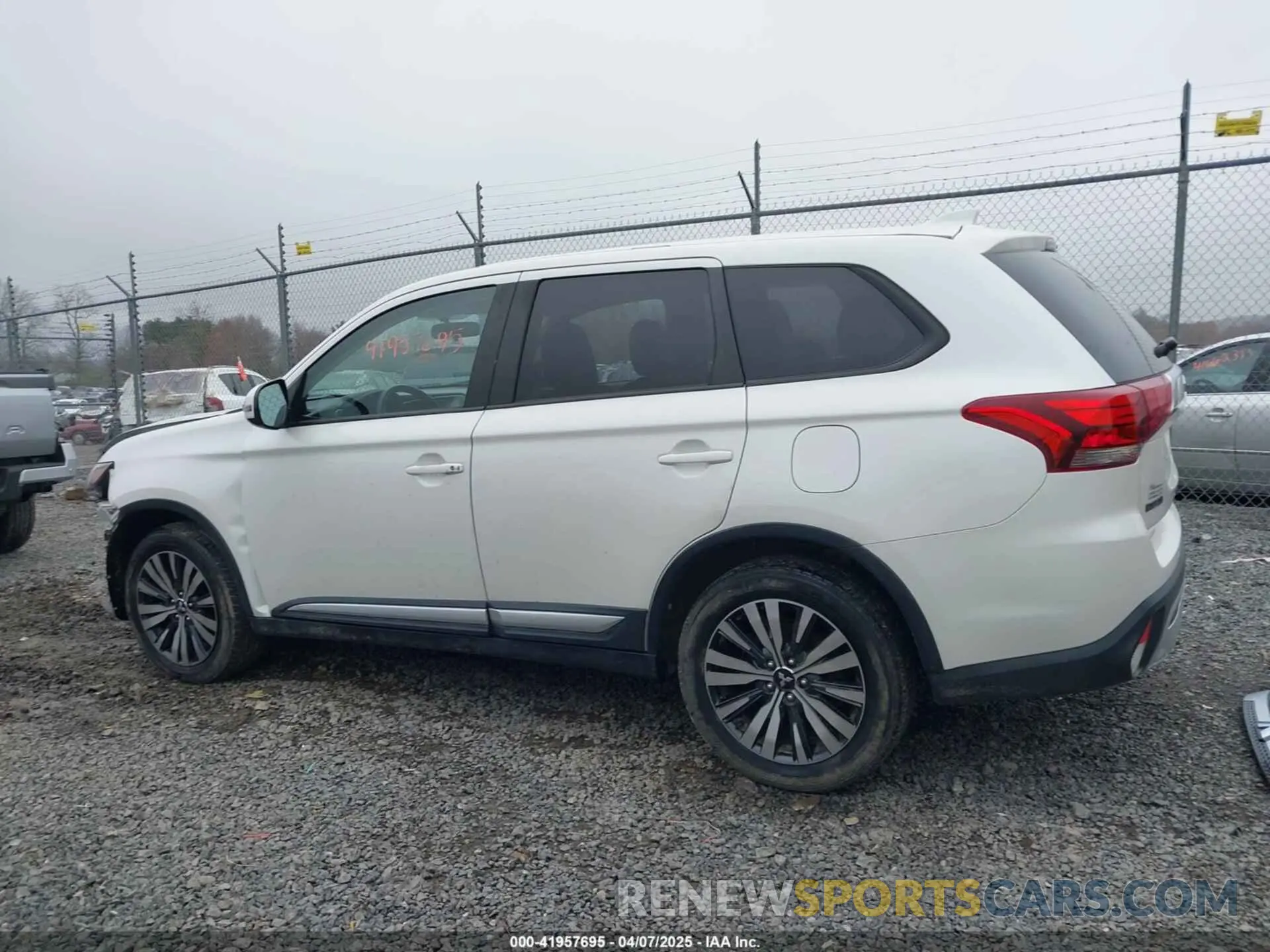 15 fotografías del automóvil dañado JA4AZ3A38KZ052036 MITSUBISHI OUTLANDER 2019