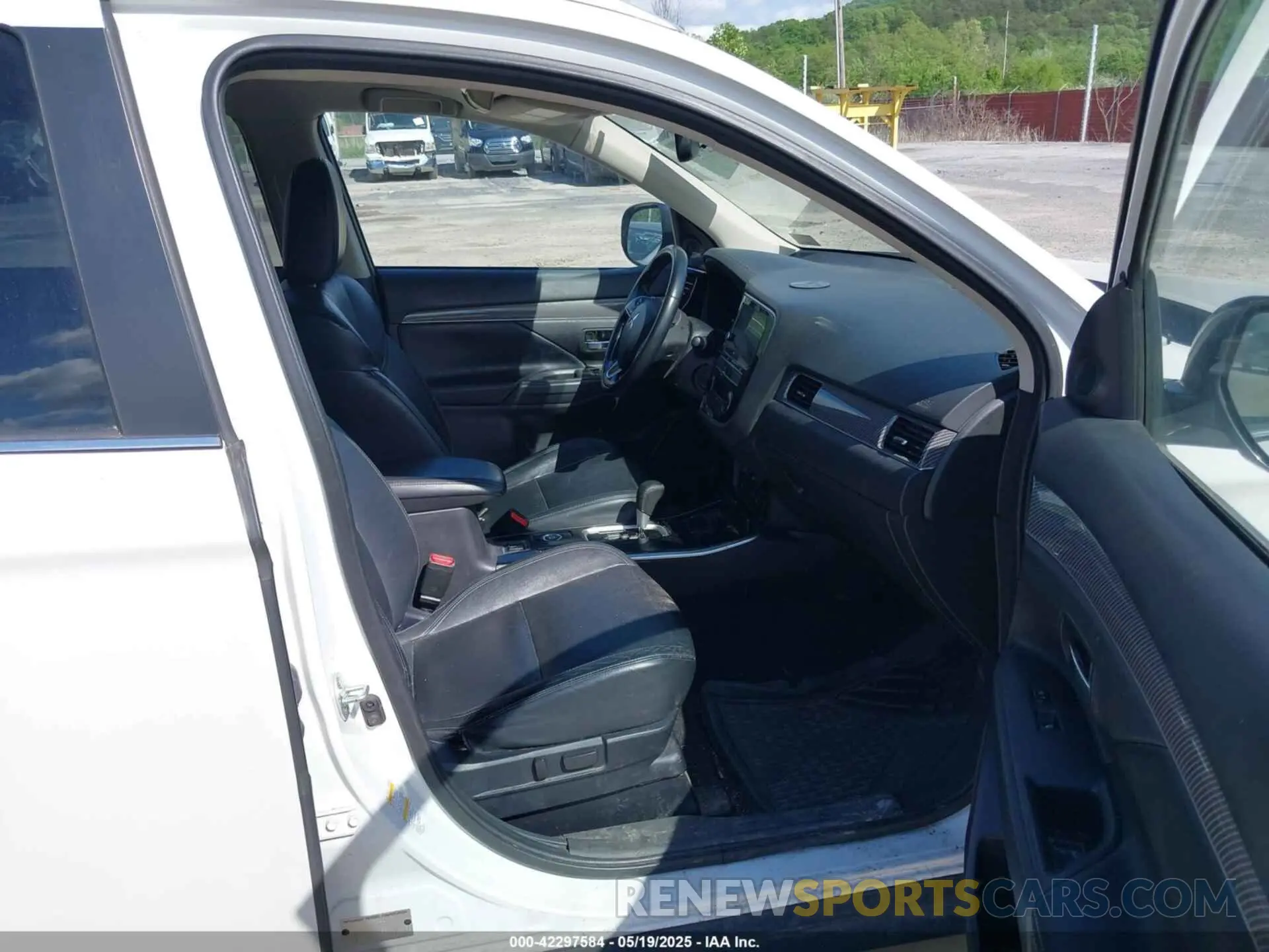 5 fotografías del automóvil dañado JA4AZ3A3XKZ036453 MITSUBISHI OUTLANDER 2019