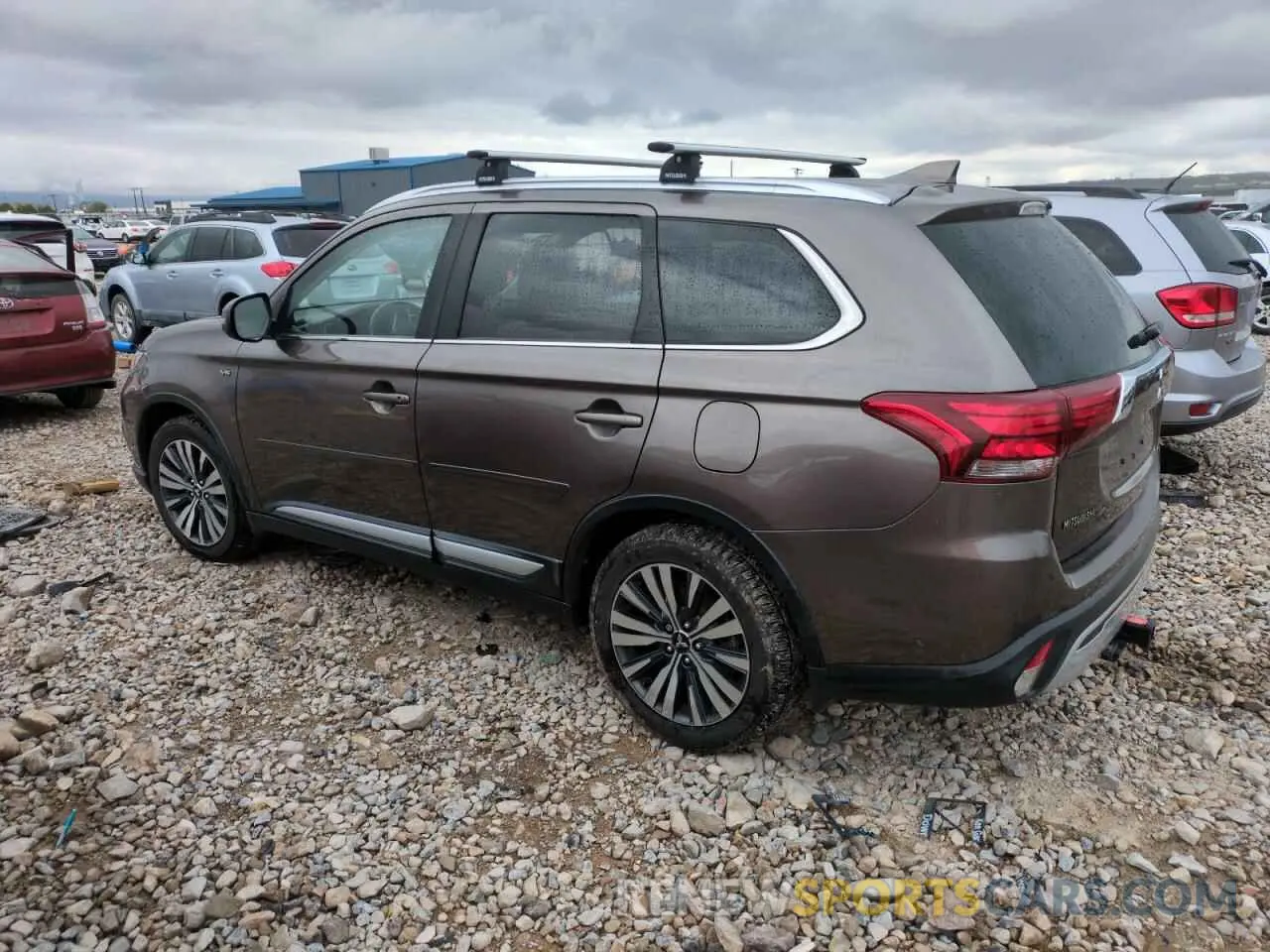 2 fotografías del automóvil dañado JA4JZ4AX6KZ009811 MITSUBISHI OUTLANDER 2019