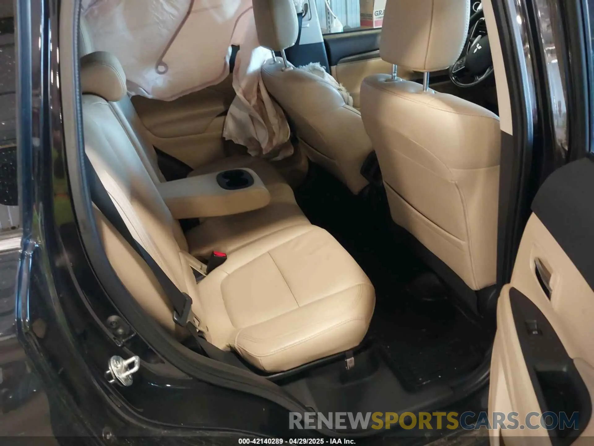 8 fotografías del automóvil dañado JA4JZ4AX8KZ010667 MITSUBISHI OUTLANDER 2019