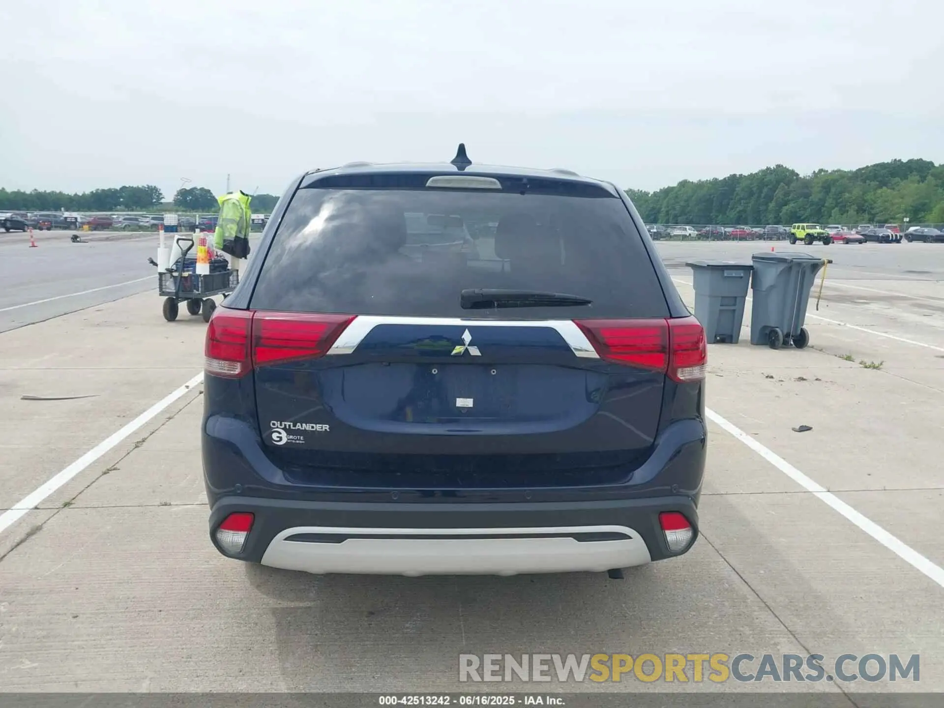 17 fotografías del automóvil dañado JA4AD2A32LZ013274 MITSUBISHI OUTLANDER 2020