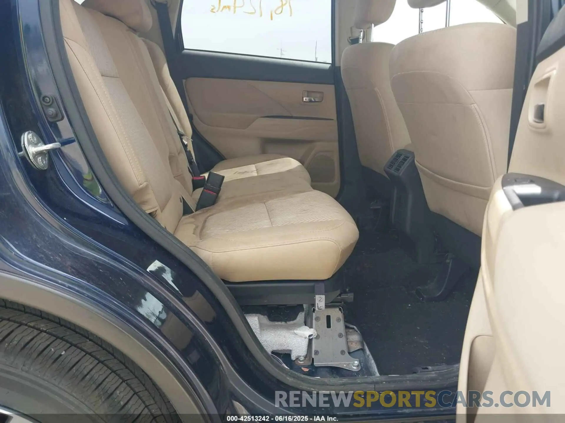 8 fotografías del automóvil dañado JA4AD2A32LZ013274 MITSUBISHI OUTLANDER 2020