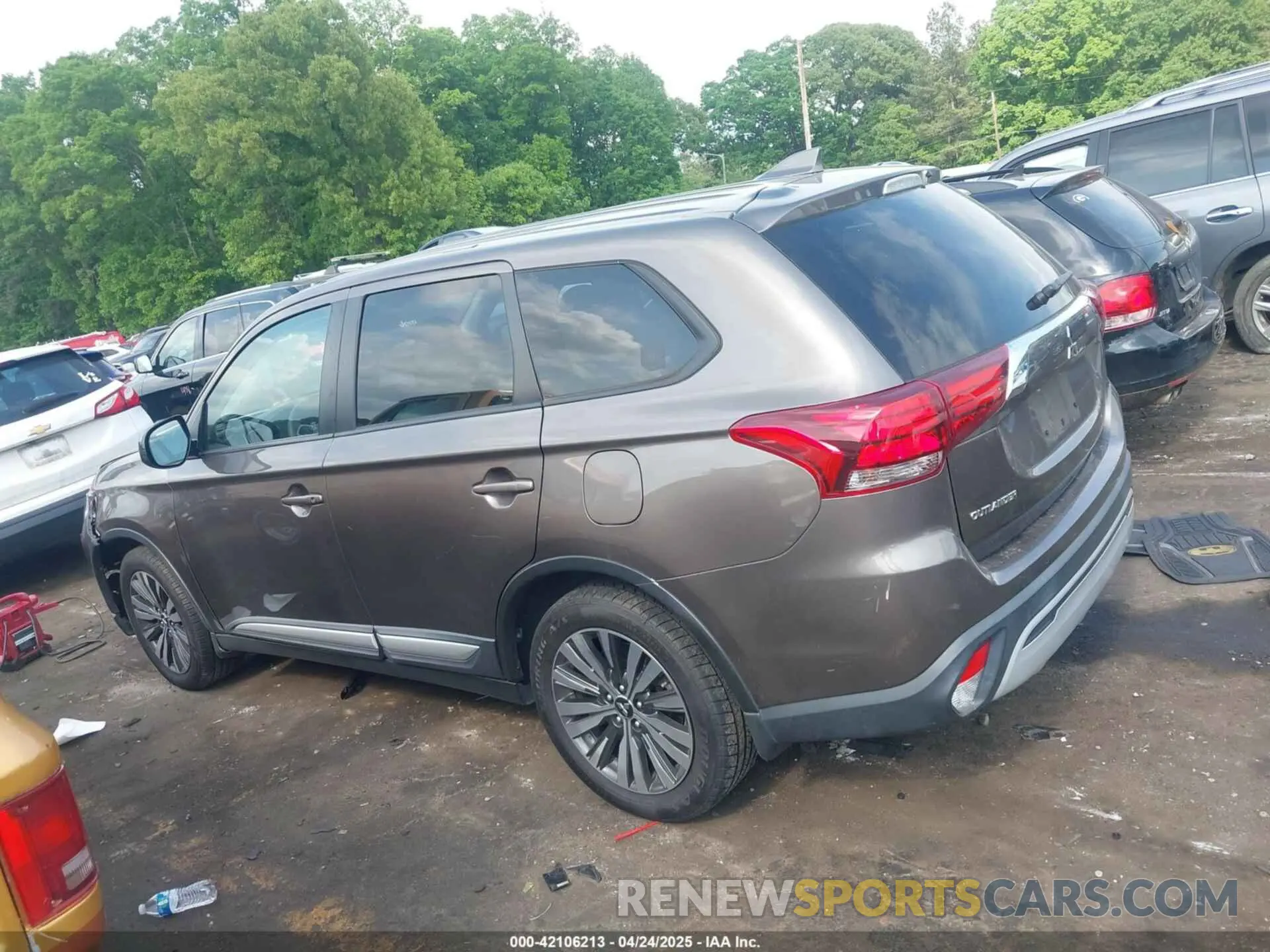 14 fotografías del automóvil dañado JA4AD2A32LZ038644 MITSUBISHI OUTLANDER 2020