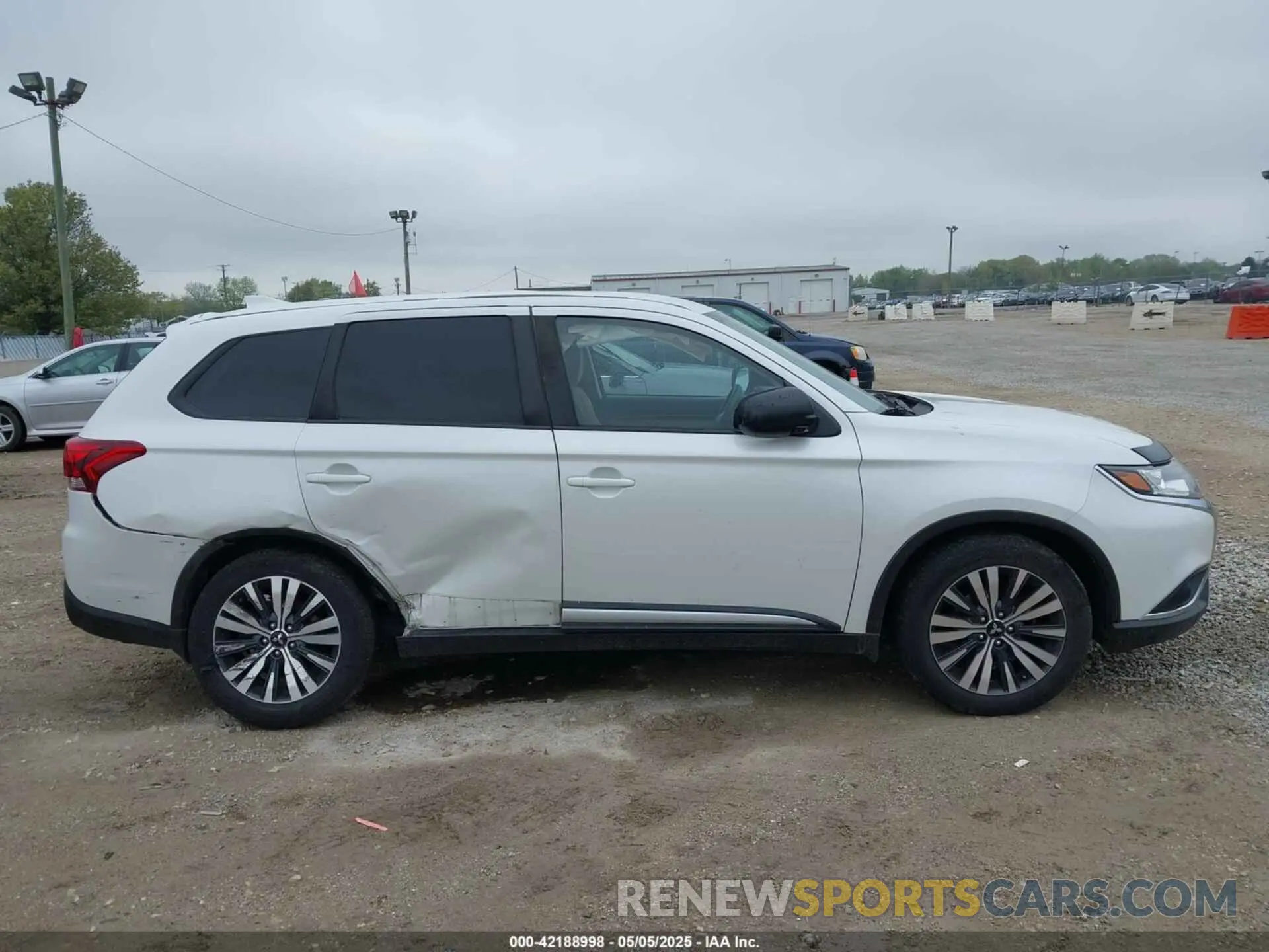 13 fotografías del automóvil dañado JA4AD2A39LZ004880 MITSUBISHI OUTLANDER 2020