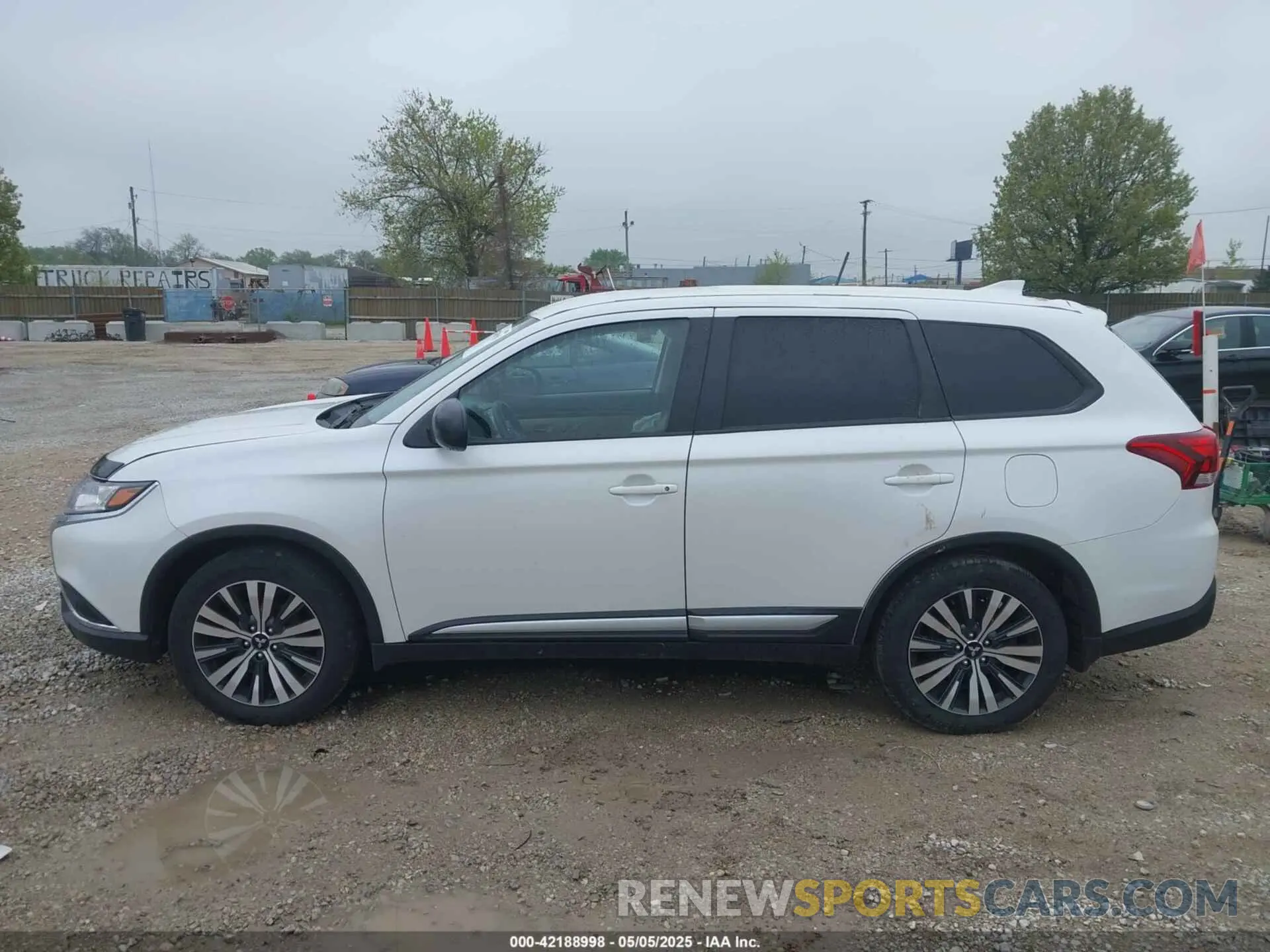 14 fotografías del automóvil dañado JA4AD2A39LZ004880 MITSUBISHI OUTLANDER 2020