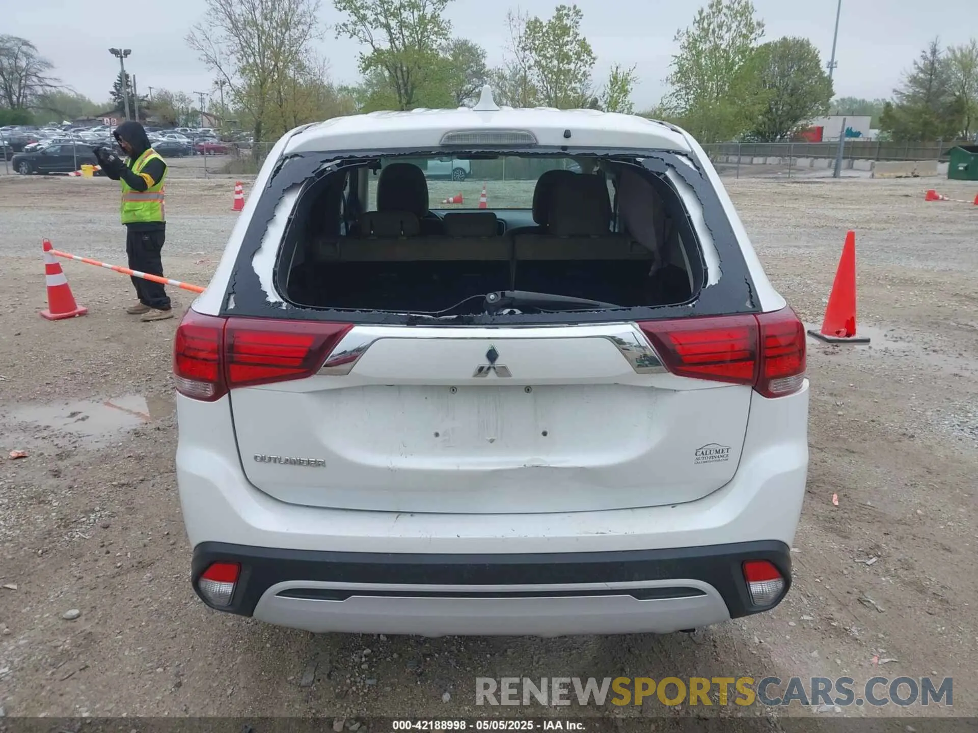 16 fotografías del automóvil dañado JA4AD2A39LZ004880 MITSUBISHI OUTLANDER 2020