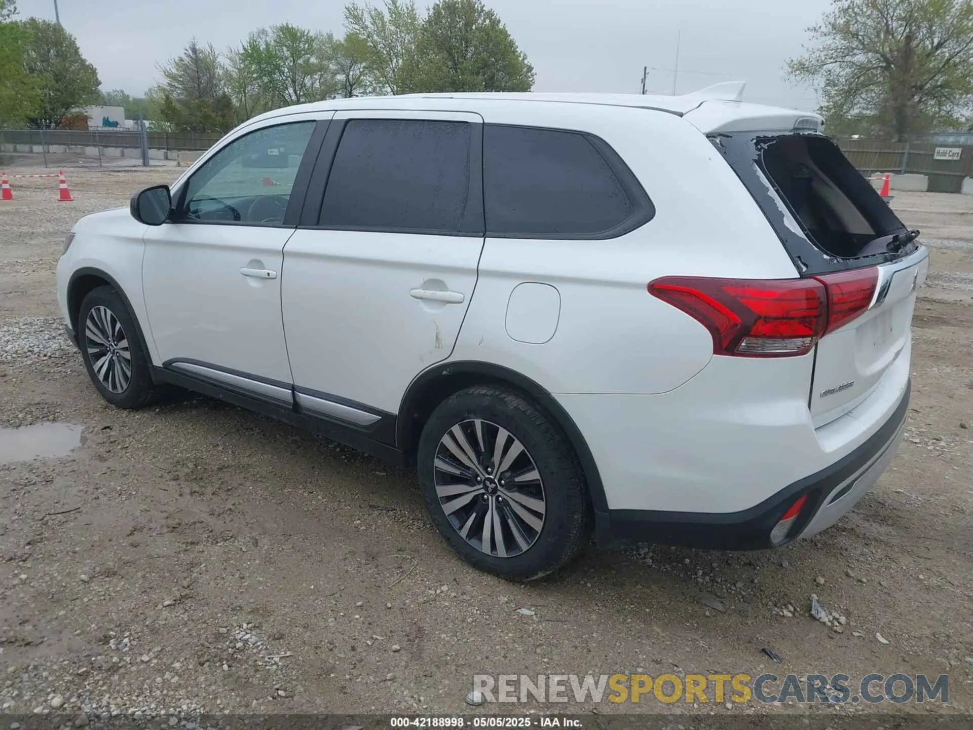 3 fotografías del automóvil dañado JA4AD2A39LZ004880 MITSUBISHI OUTLANDER 2020
