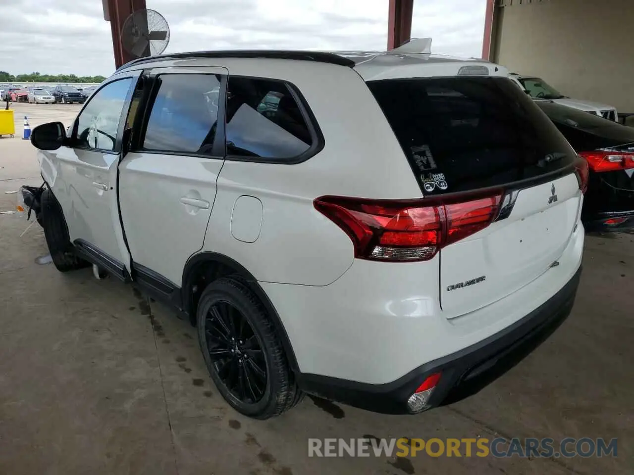 2 fotografías del automóvil dañado JA4AD3A30LZ039104 MITSUBISHI OUTLANDER 2020