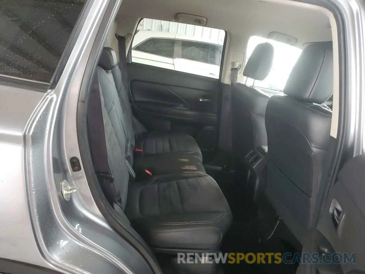 11 fotografías del automóvil dañado JA4AD3A32LZ018030 MITSUBISHI OUTLANDER 2020