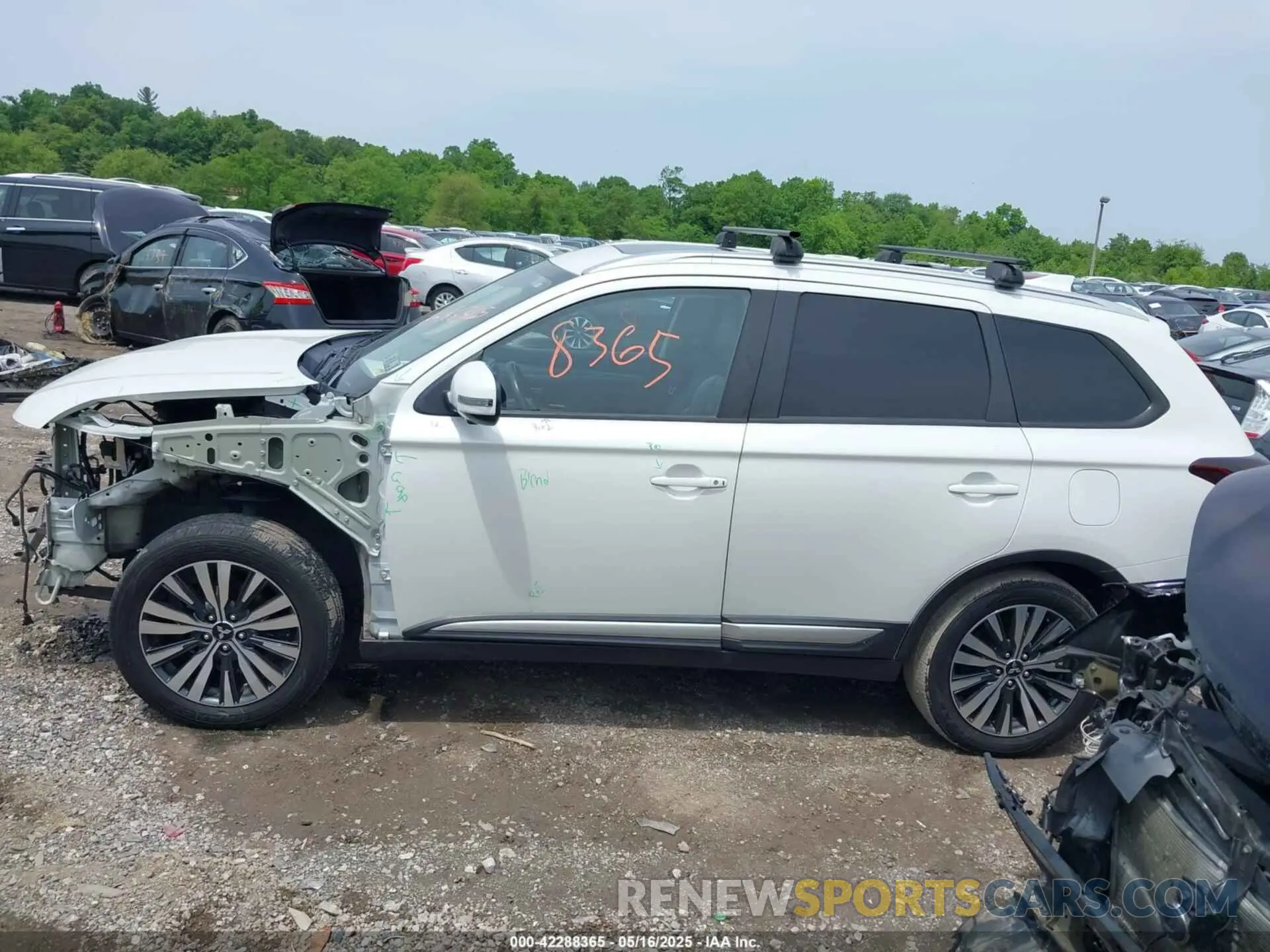 15 fotografías del automóvil dañado JA4AD3A33LZ006114 MITSUBISHI OUTLANDER 2020