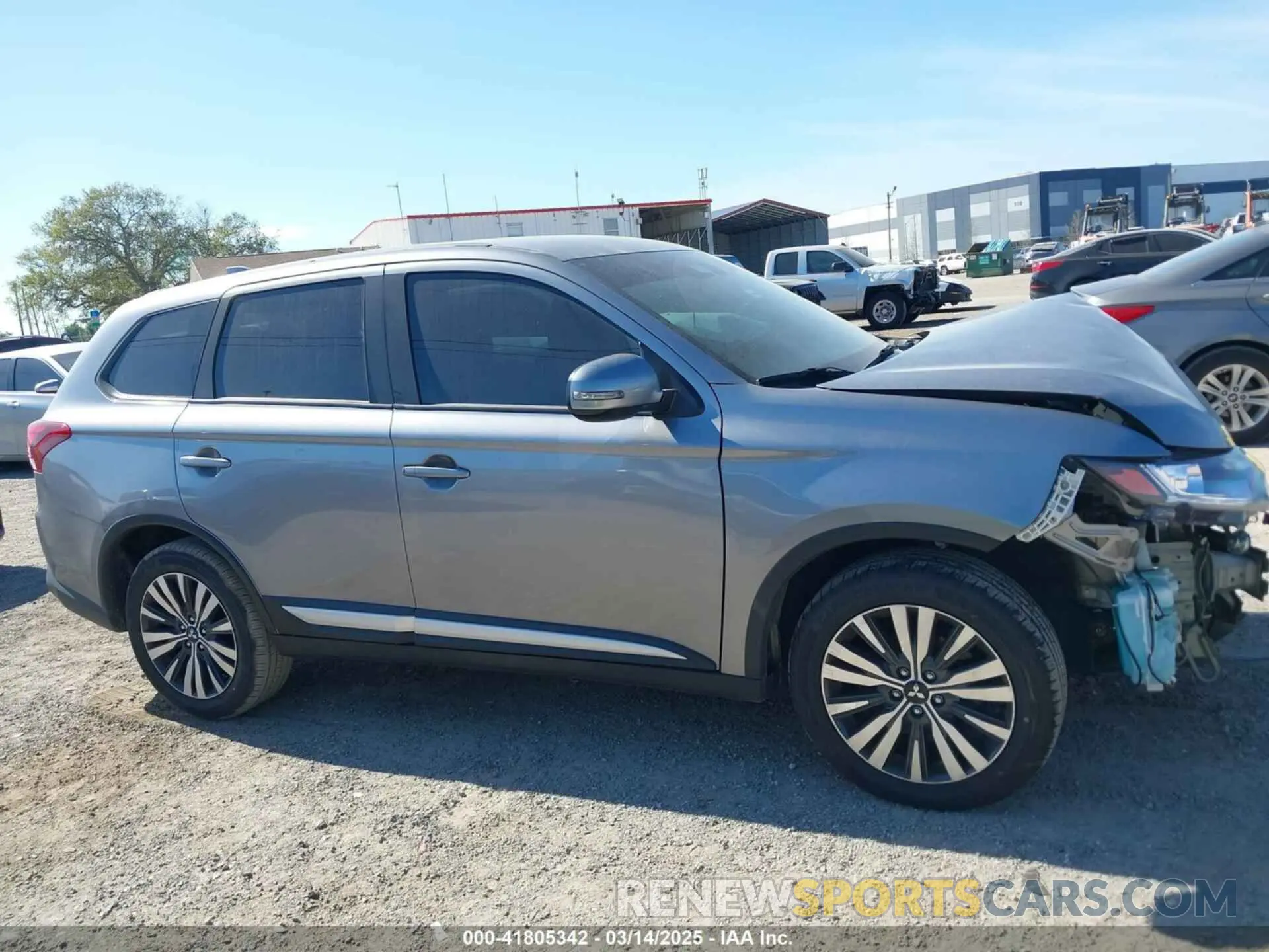 14 fotografías del automóvil dañado JA4AD3A33LZ025410 MITSUBISHI OUTLANDER 2020