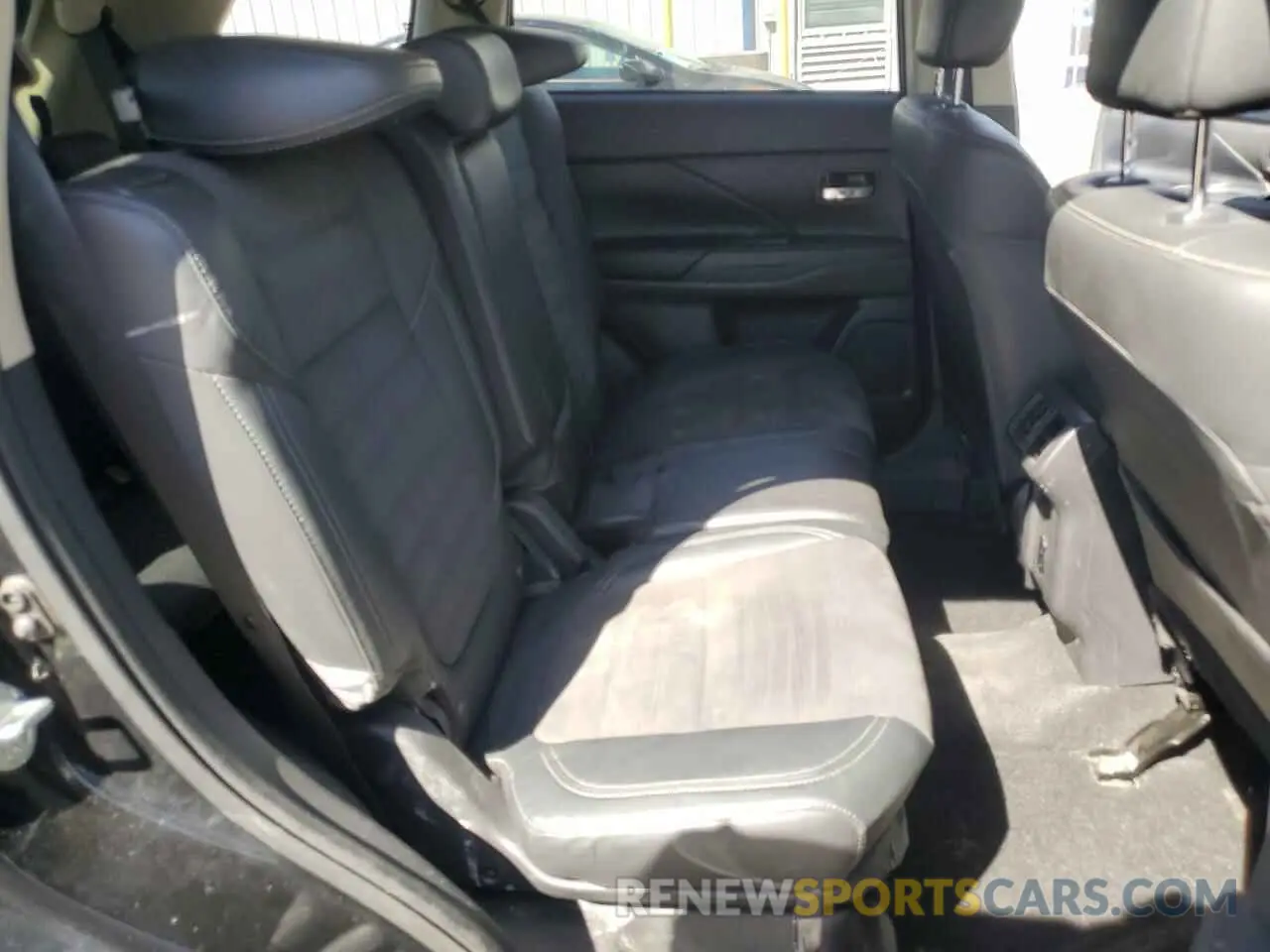 11 fotografías del automóvil dañado JA4AD3A35LZ015722 MITSUBISHI OUTLANDER 2020