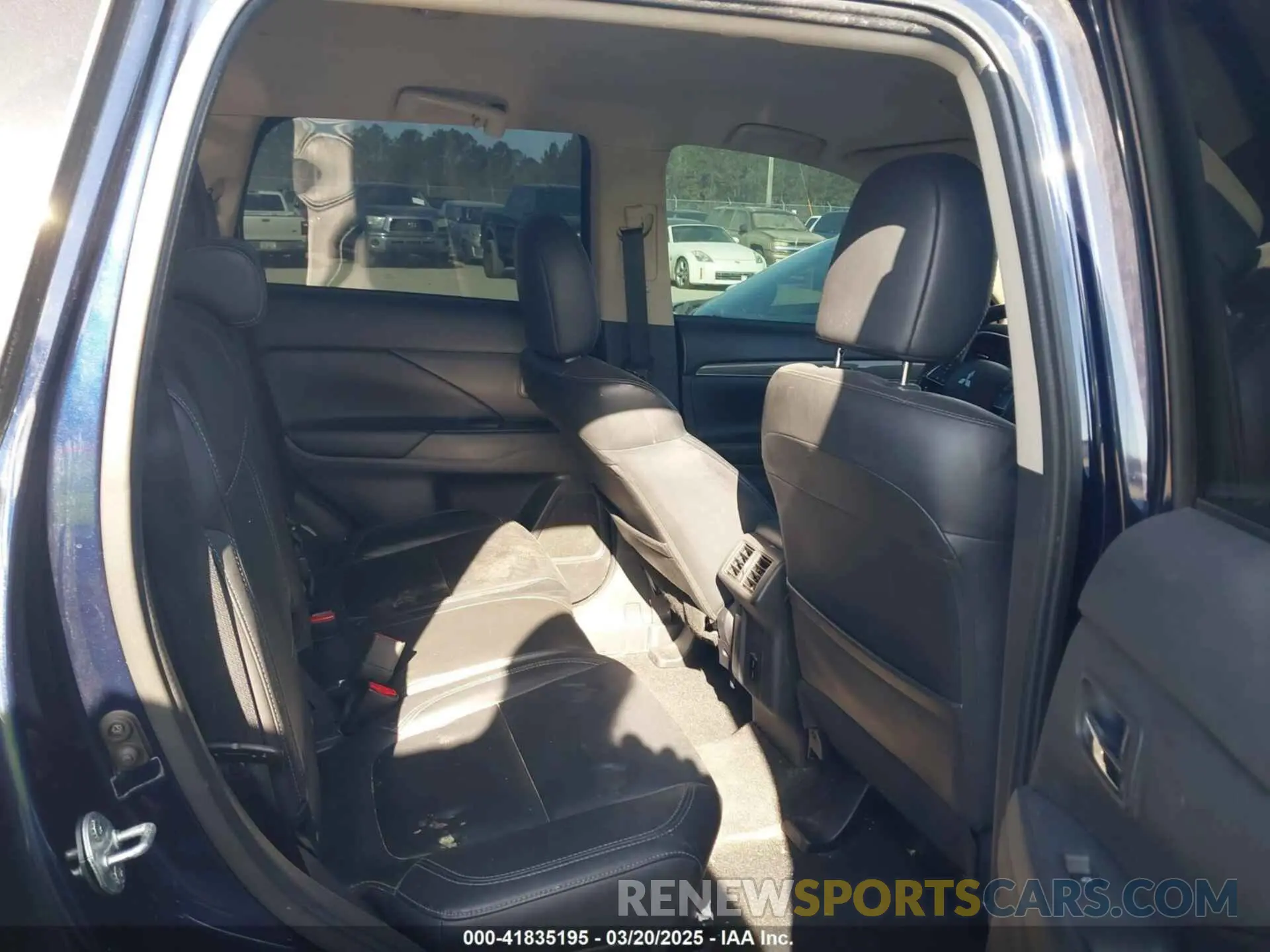 8 fotografías del automóvil dañado JA4AD3A36LZ020105 MITSUBISHI OUTLANDER 2020