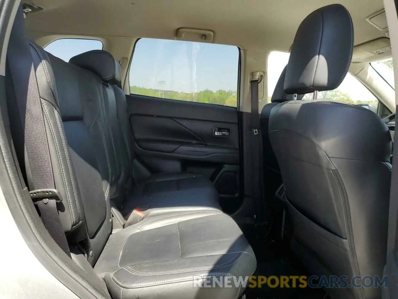 11 fotografías del automóvil dañado JA4AD3A37LZ032294 MITSUBISHI OUTLANDER 2020
