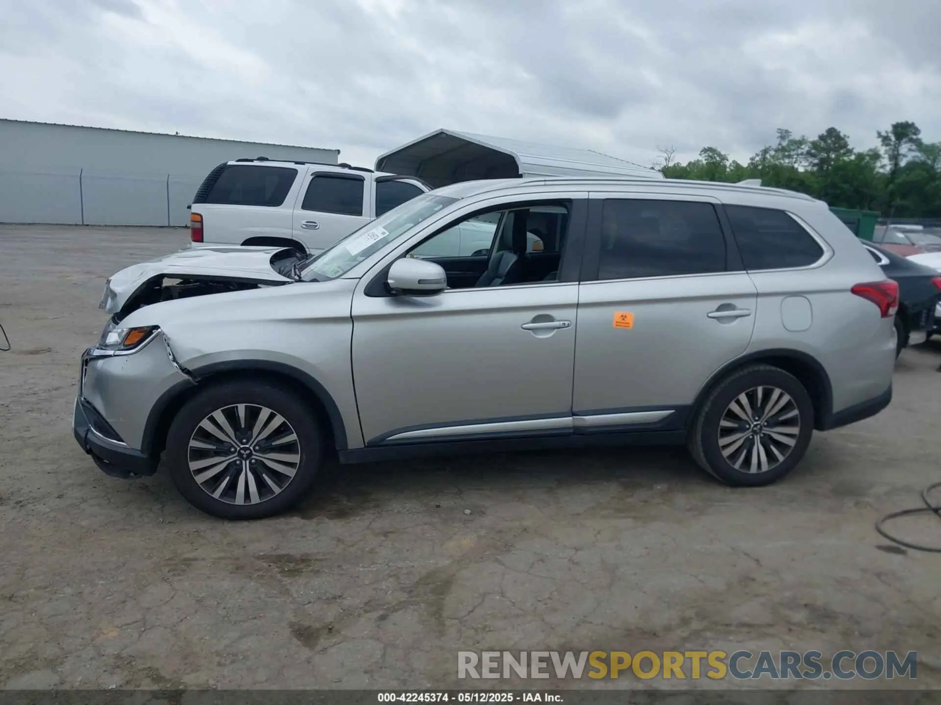 14 fotografías del automóvil dañado JA4AD3A39LZ034015 MITSUBISHI OUTLANDER 2020