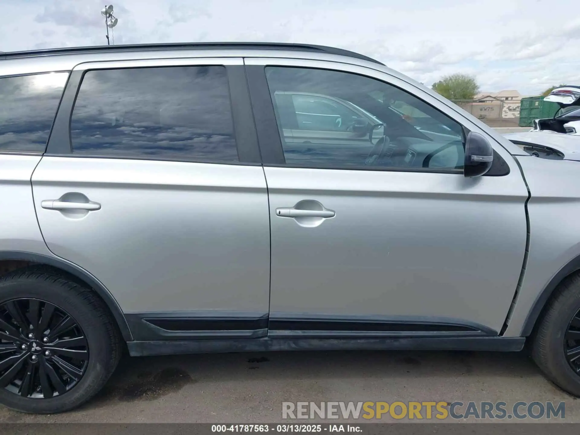 14 fotografías del automóvil dañado JA4AD3A39LZ035147 MITSUBISHI OUTLANDER 2020