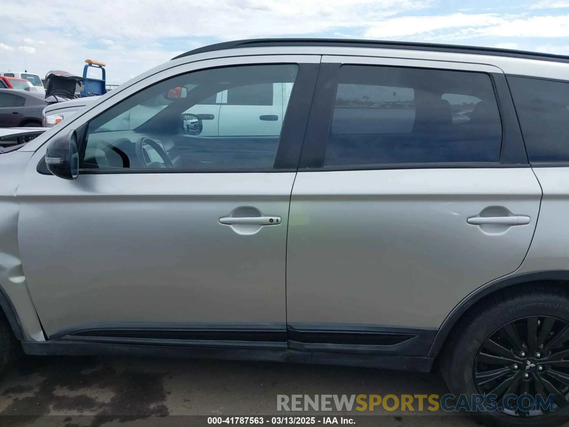 15 fotografías del automóvil dañado JA4AD3A39LZ035147 MITSUBISHI OUTLANDER 2020