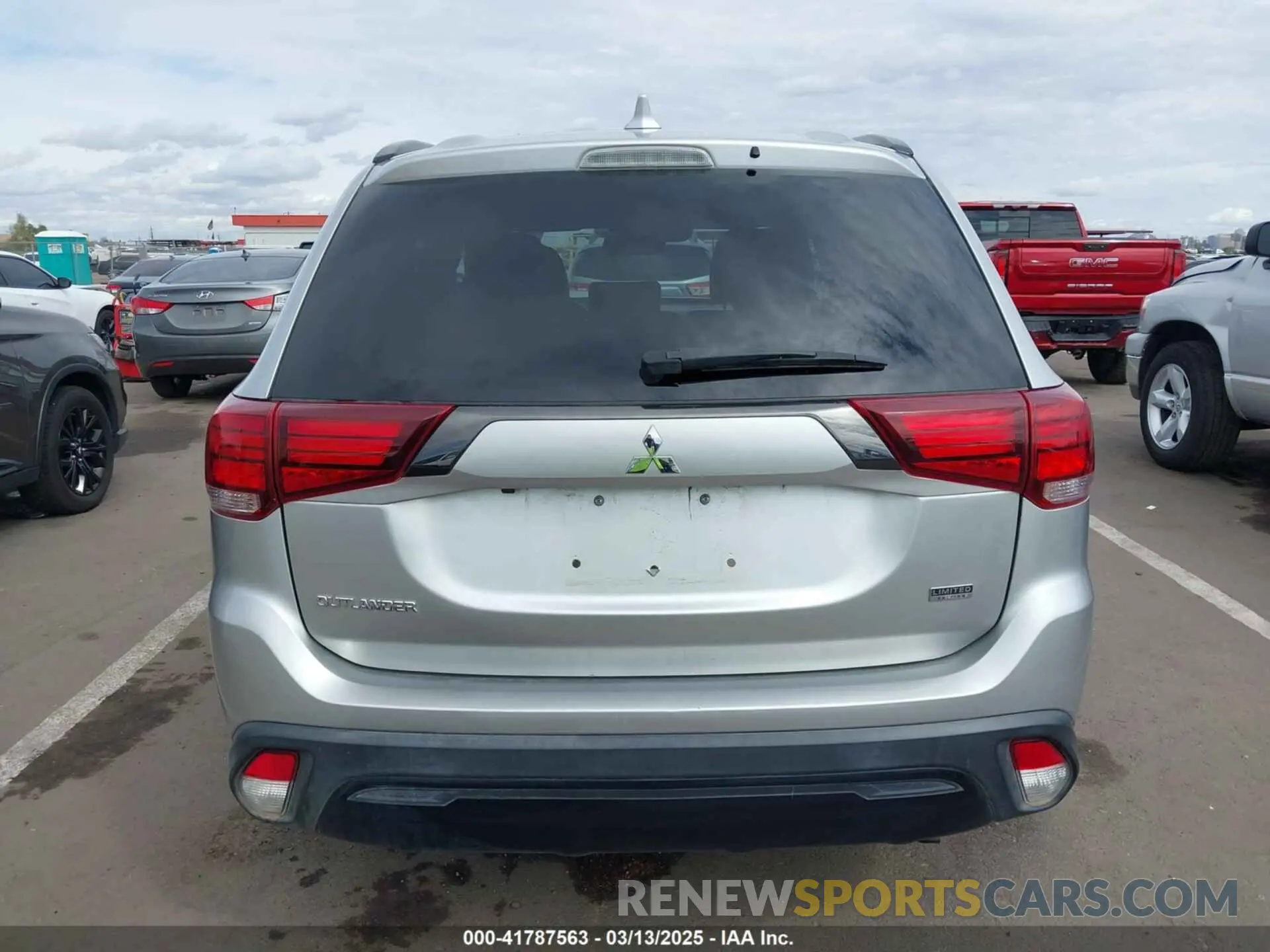 17 fotografías del automóvil dañado JA4AD3A39LZ035147 MITSUBISHI OUTLANDER 2020