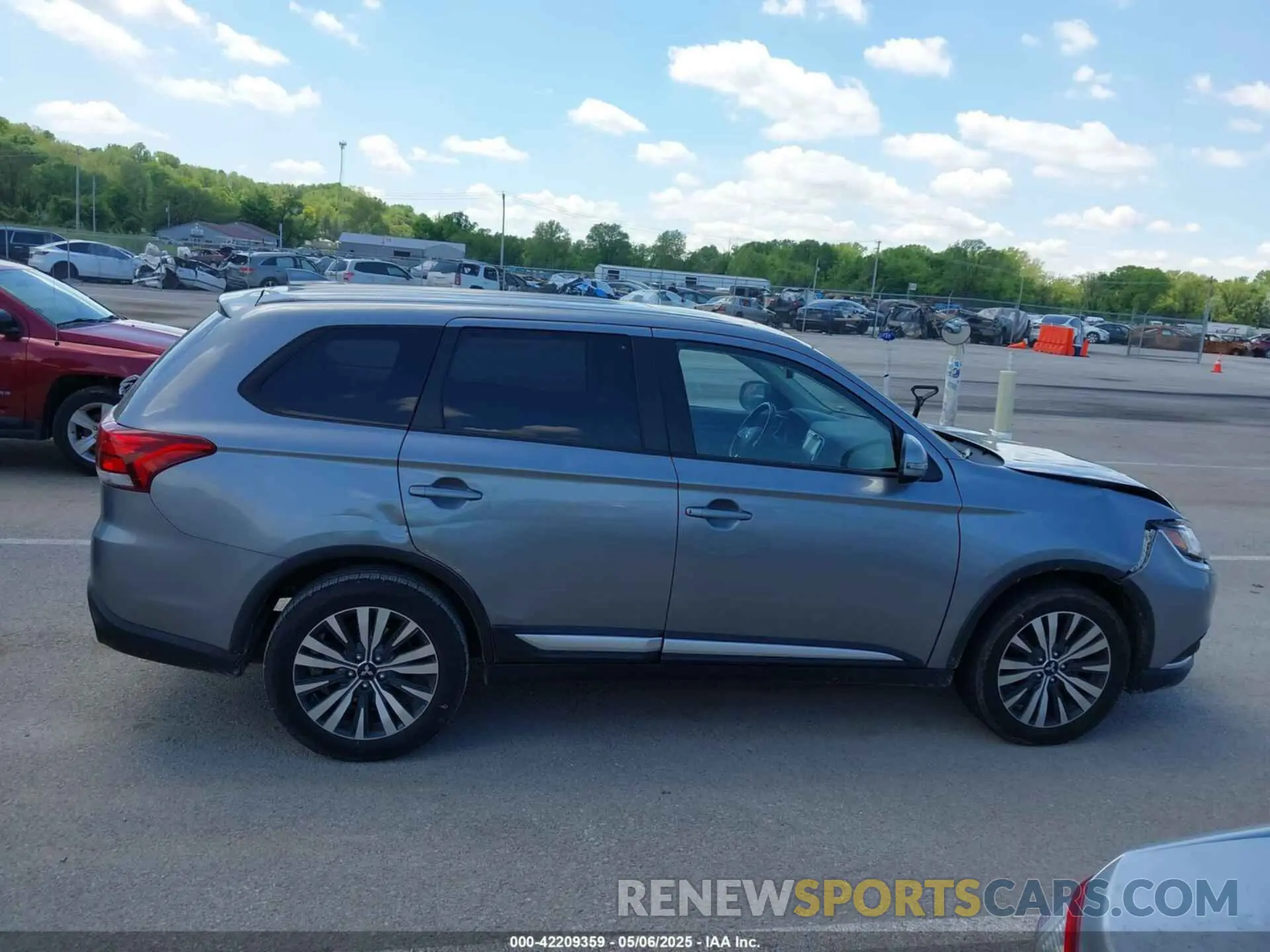 13 fotografías del automóvil dañado JA4AD3A3XLZ006238 MITSUBISHI OUTLANDER 2020
