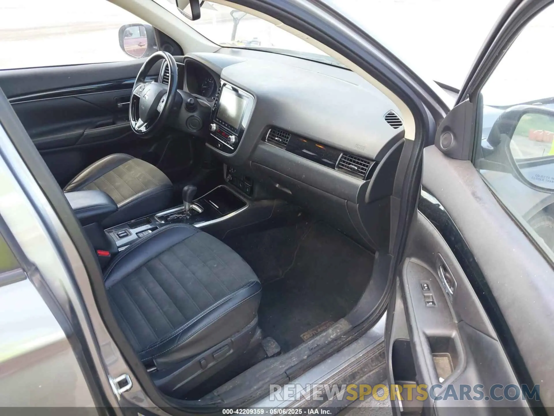 5 fotografías del automóvil dañado JA4AD3A3XLZ006238 MITSUBISHI OUTLANDER 2020