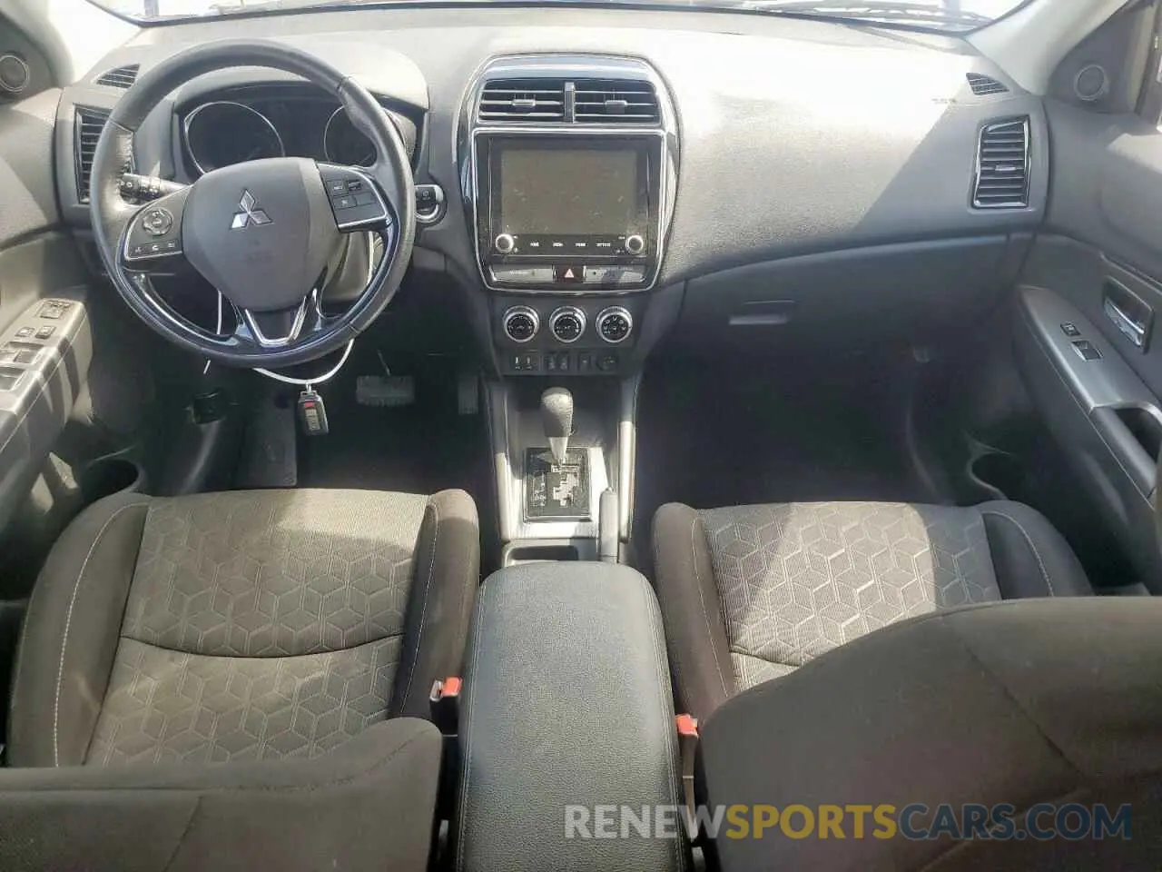 8 fotografías del automóvil dañado JA4AR3AU2LU023476 MITSUBISHI OUTLANDER 2020
