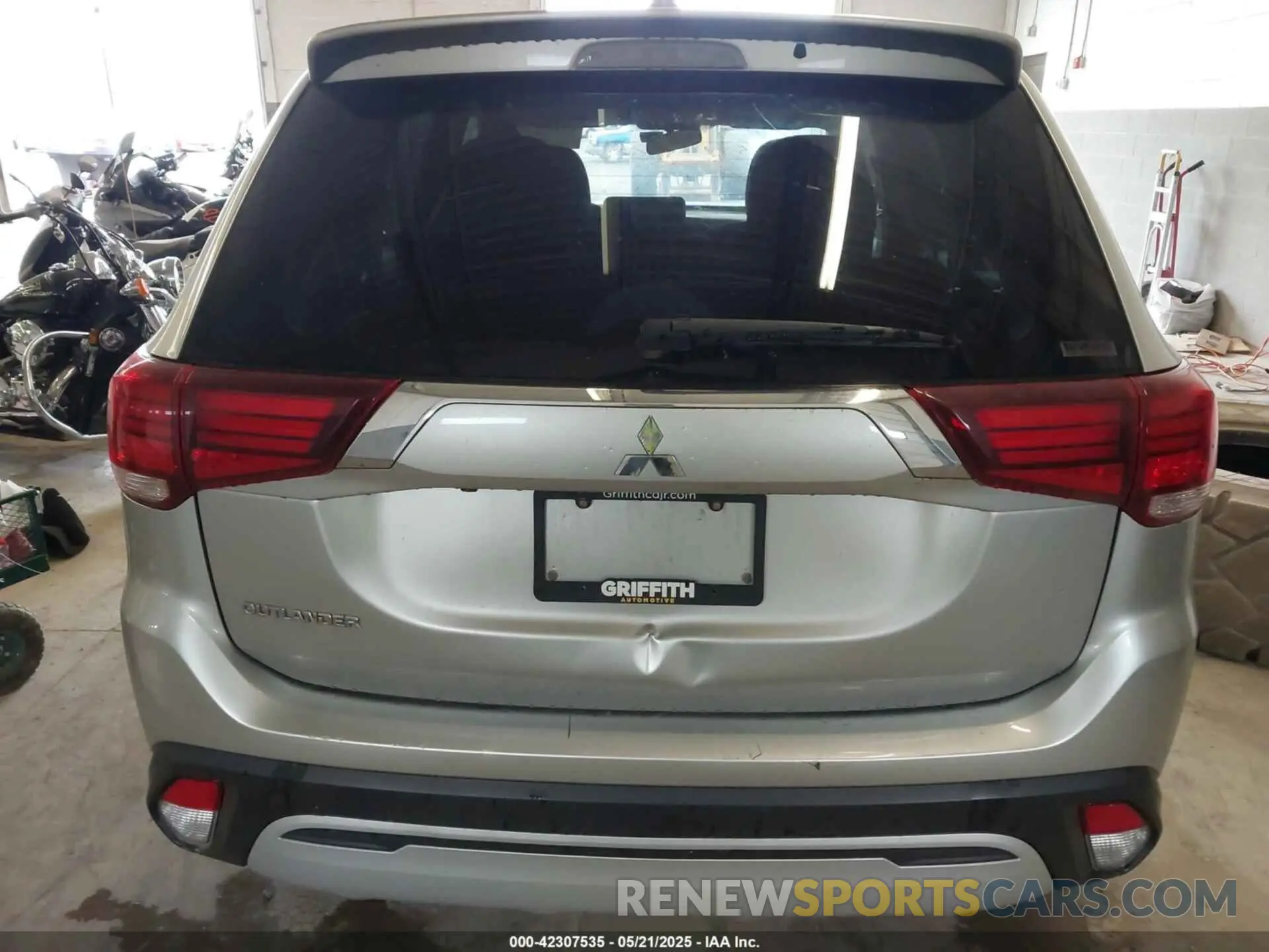 17 fotografías del automóvil dañado JA4AZ3A32LZ045956 MITSUBISHI OUTLANDER 2020