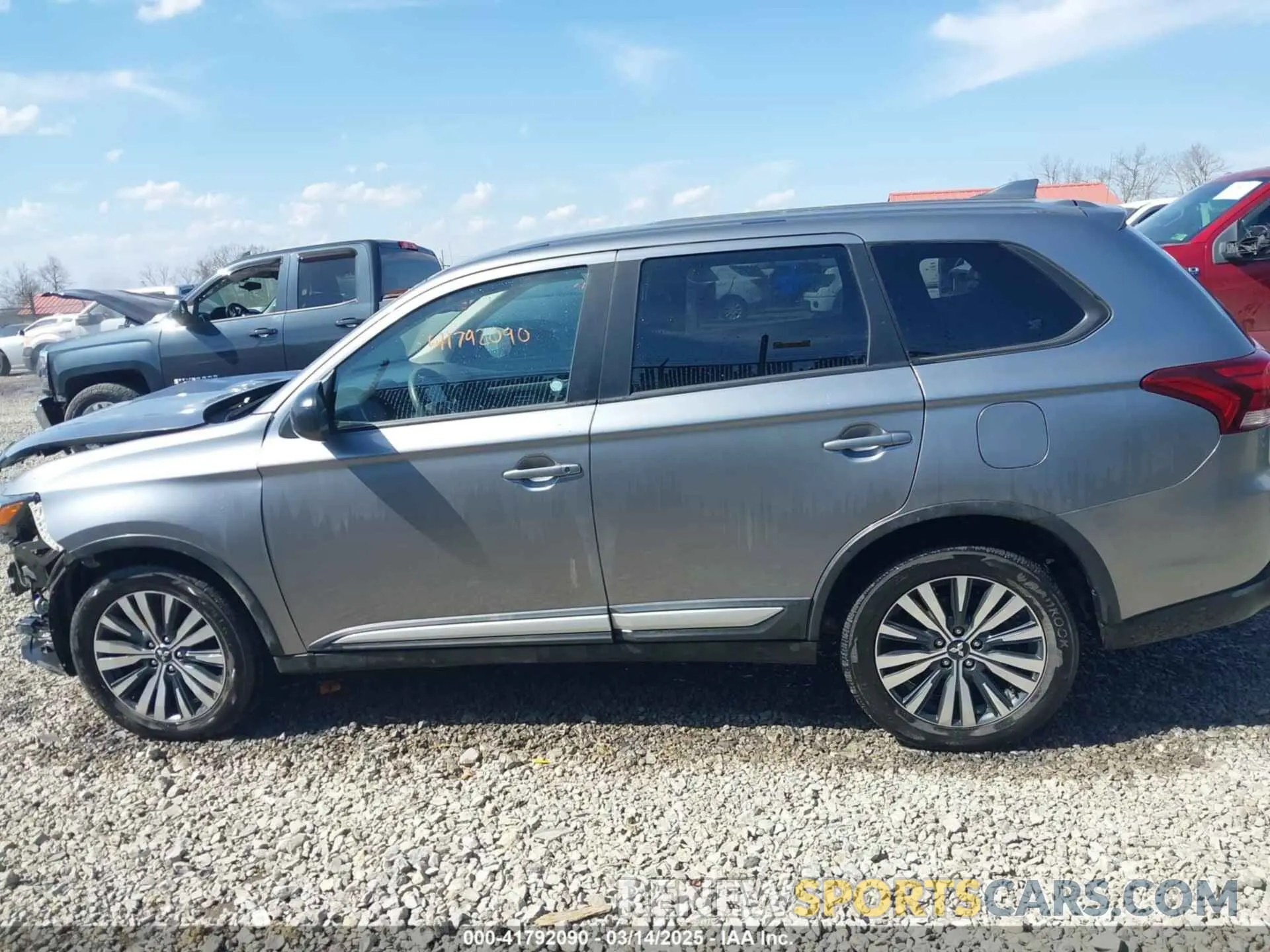 15 fotografías del automóvil dañado JA4AZ3A33LZ026557 MITSUBISHI OUTLANDER 2020