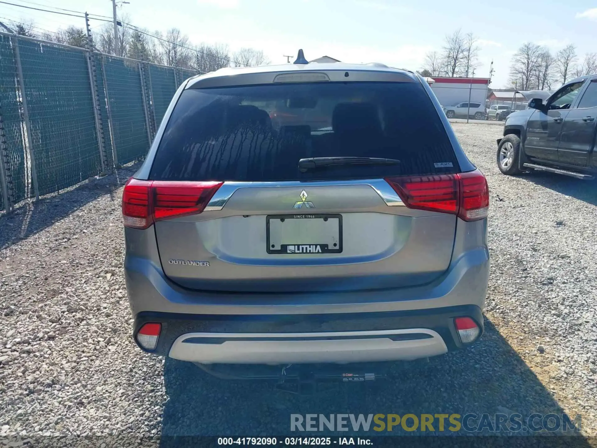 17 fotografías del automóvil dañado JA4AZ3A33LZ026557 MITSUBISHI OUTLANDER 2020