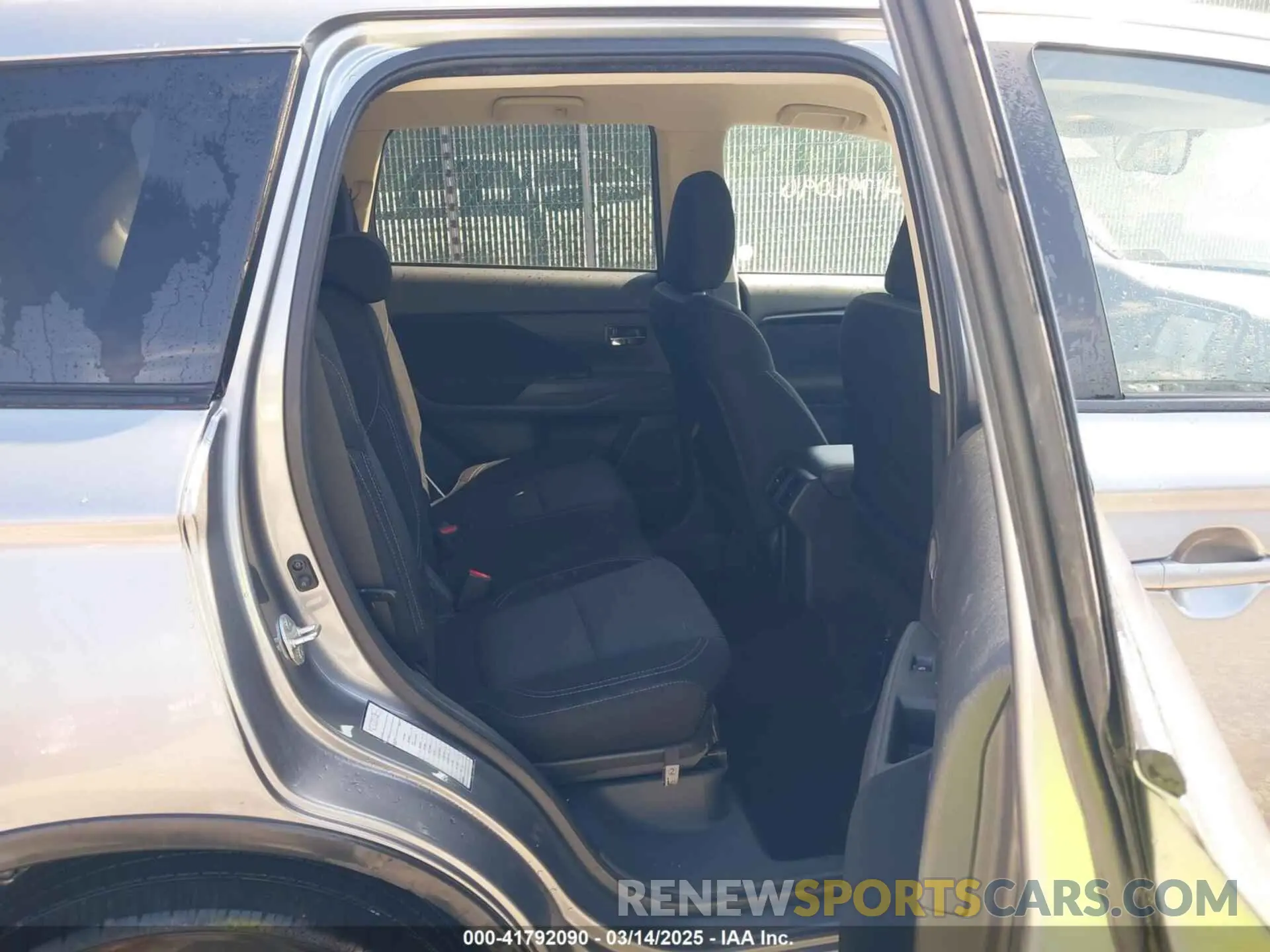 8 fotografías del automóvil dañado JA4AZ3A33LZ026557 MITSUBISHI OUTLANDER 2020