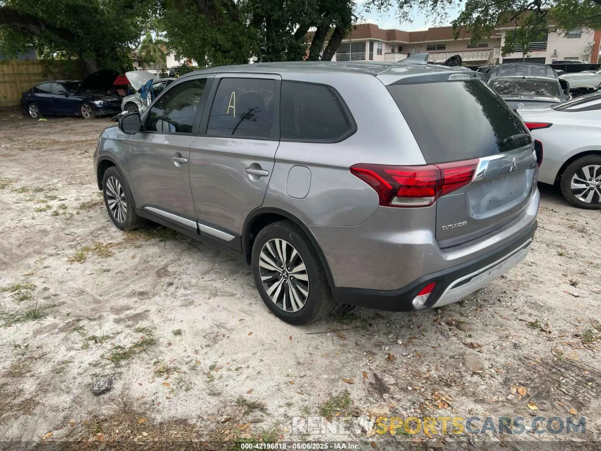 3 fotografías del automóvil dañado JA4AZ3A33LZ026770 MITSUBISHI OUTLANDER 2020