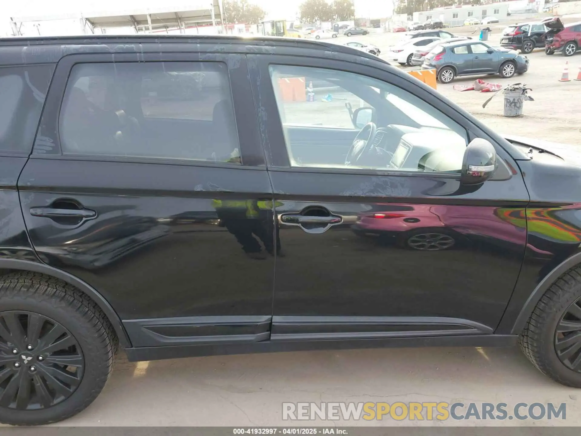 14 fotografías del automóvil dañado JA4AZ3A37LZ043216 MITSUBISHI OUTLANDER 2020