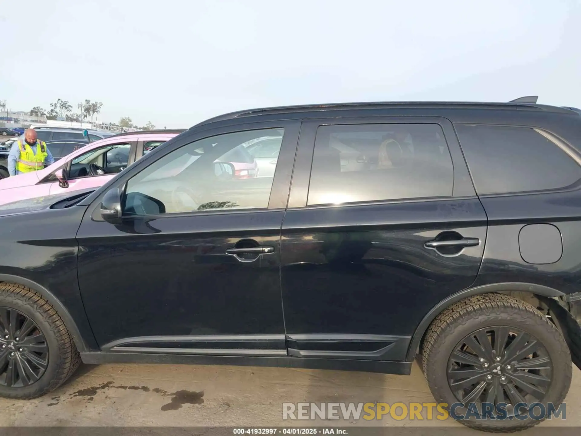15 fotografías del automóvil dañado JA4AZ3A37LZ043216 MITSUBISHI OUTLANDER 2020