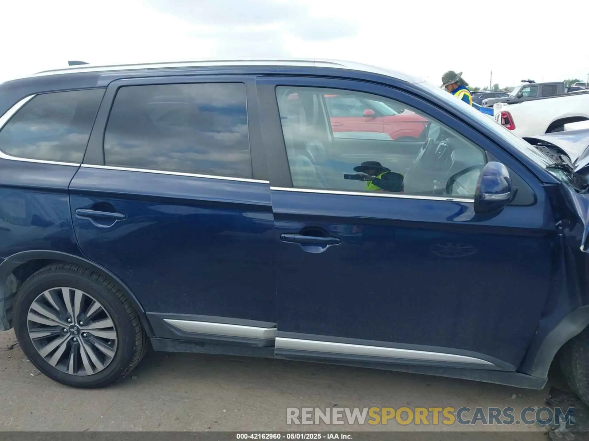 14 fotografías del automóvil dañado JA4AZ3A39LZ042844 MITSUBISHI OUTLANDER 2020