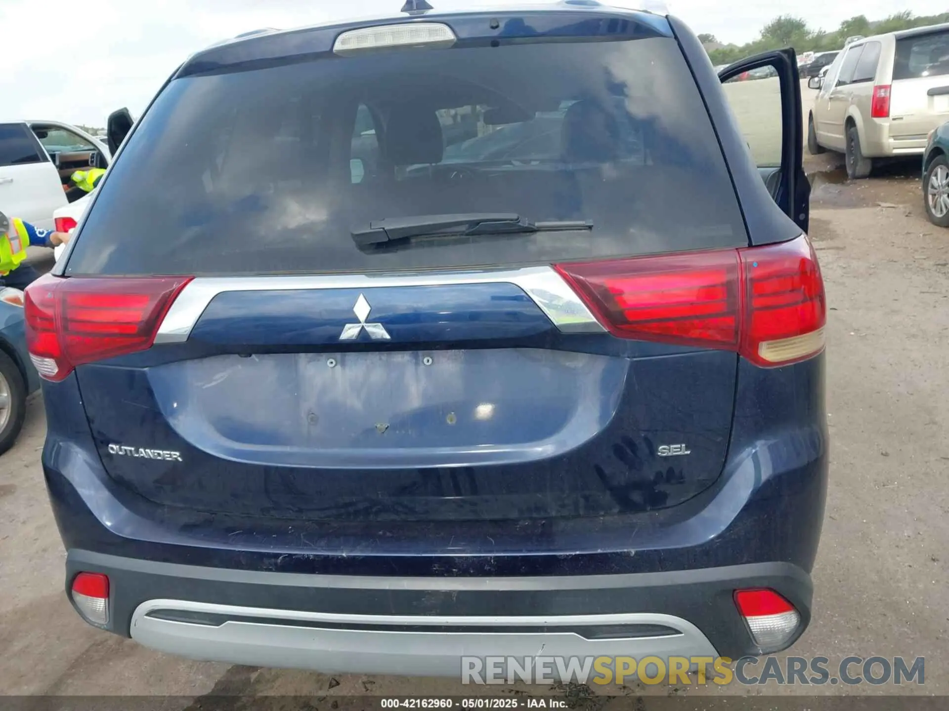 17 fotografías del automóvil dañado JA4AZ3A39LZ042844 MITSUBISHI OUTLANDER 2020