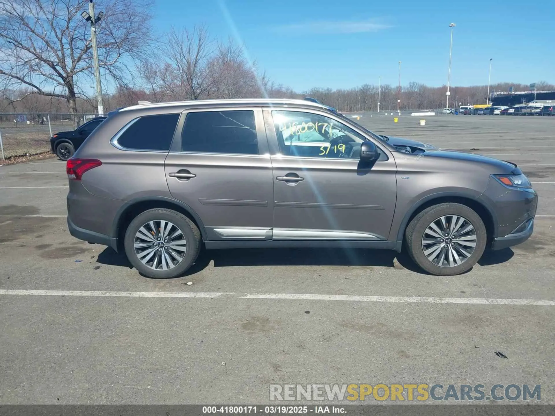 13 fotografías del automóvil dañado JA4JZ4AX4LZ008884 MITSUBISHI OUTLANDER 2020