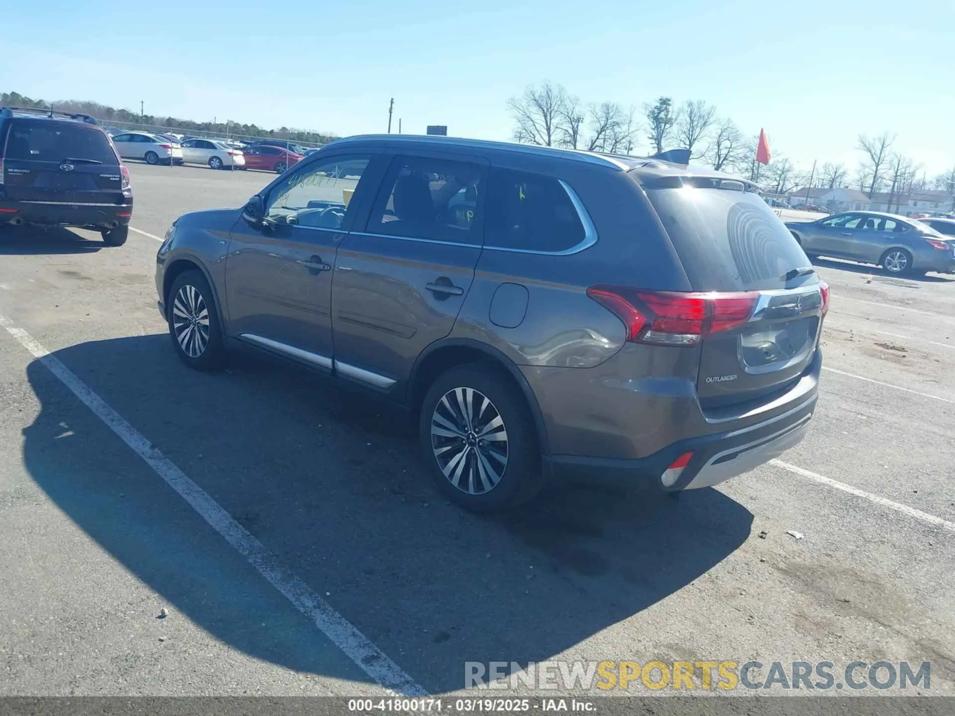 3 fotografías del automóvil dañado JA4JZ4AX4LZ008884 MITSUBISHI OUTLANDER 2020
