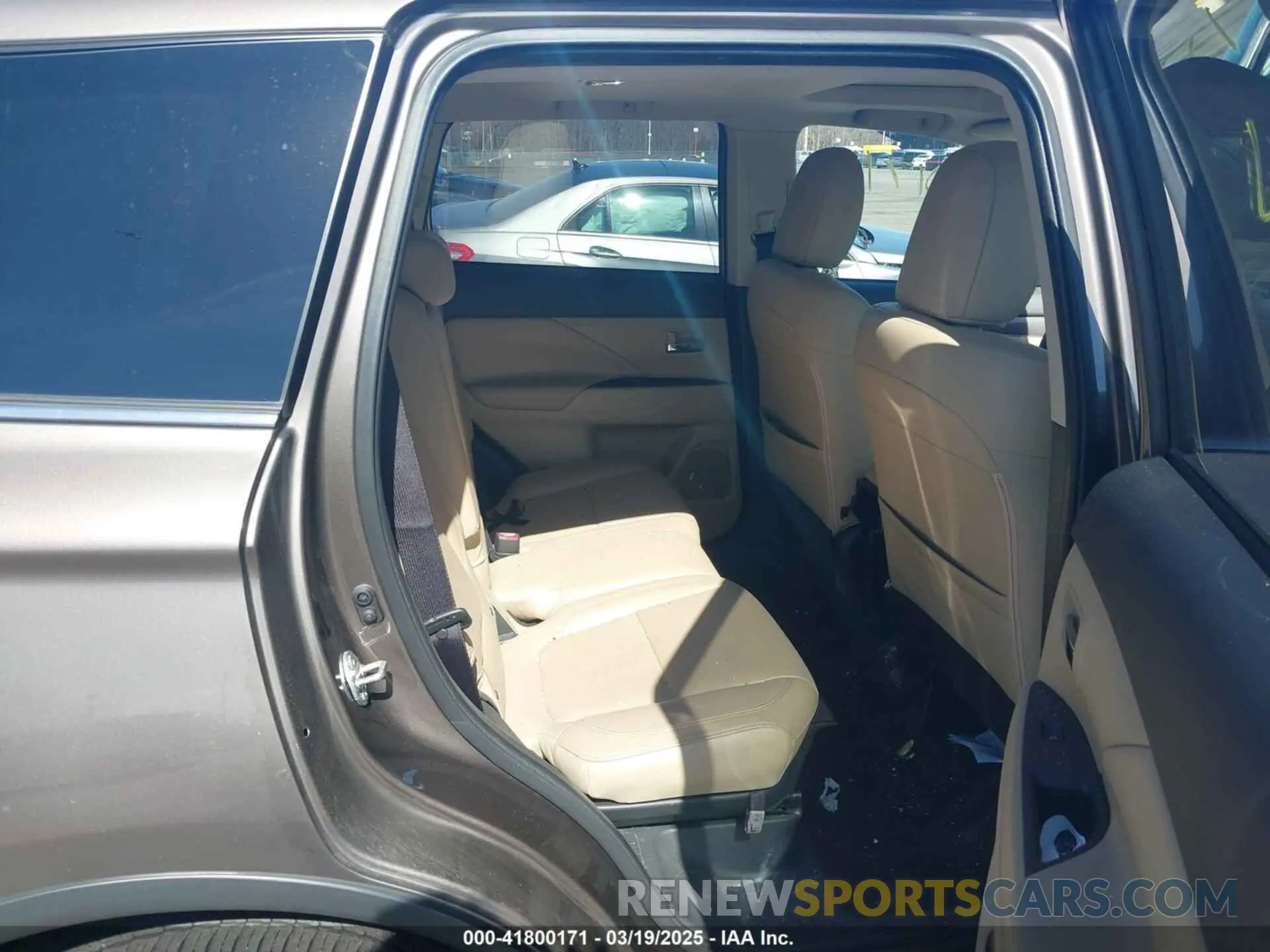 8 fotografías del automóvil dañado JA4JZ4AX4LZ008884 MITSUBISHI OUTLANDER 2020