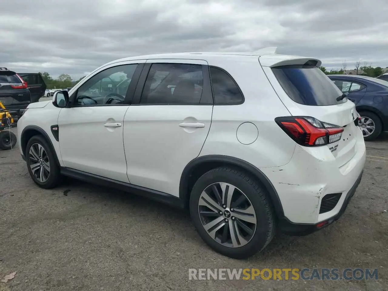 2 fotografías del automóvil dañado JA4APUAU3MU004223 MITSUBISHI OUTLANDER 2021