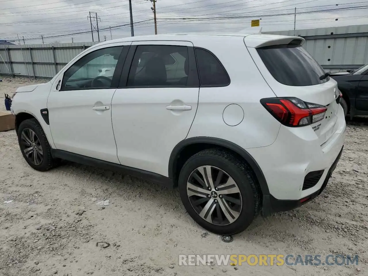 2 fotografías del automóvil dañado JA4APUAU5MU001596 MITSUBISHI OUTLANDER 2021