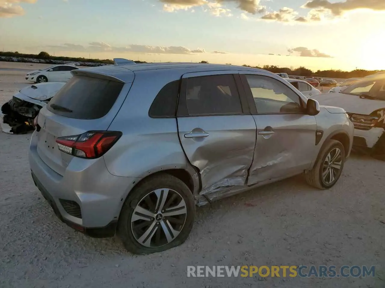 3 fotografías del automóvil dañado JA4APUAU8MU035256 MITSUBISHI OUTLANDER 2021