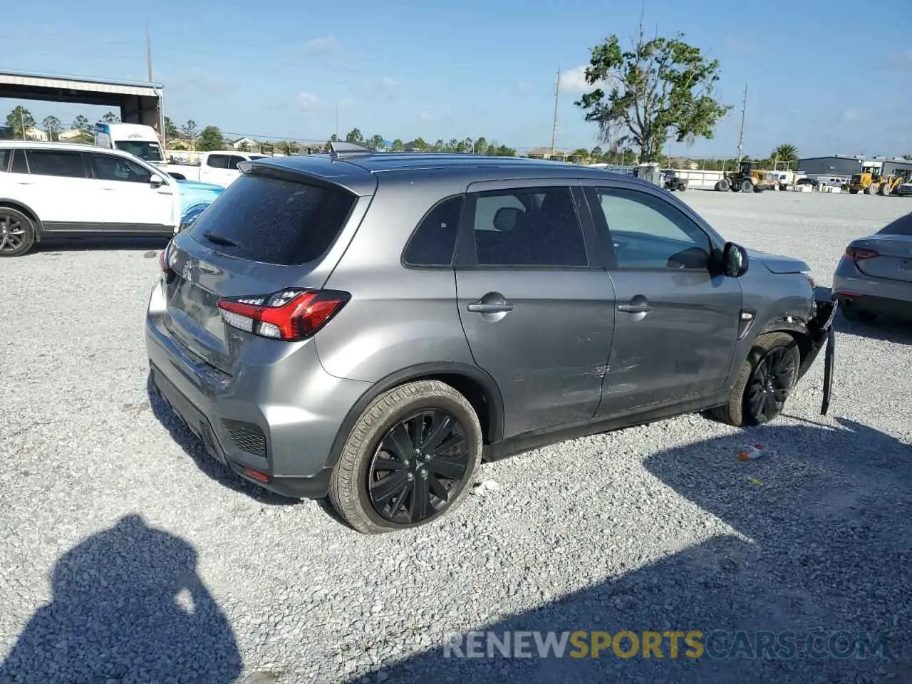 3 fotografías del automóvil dañado JA4APUAUXMU002162 MITSUBISHI OUTLANDER 2021