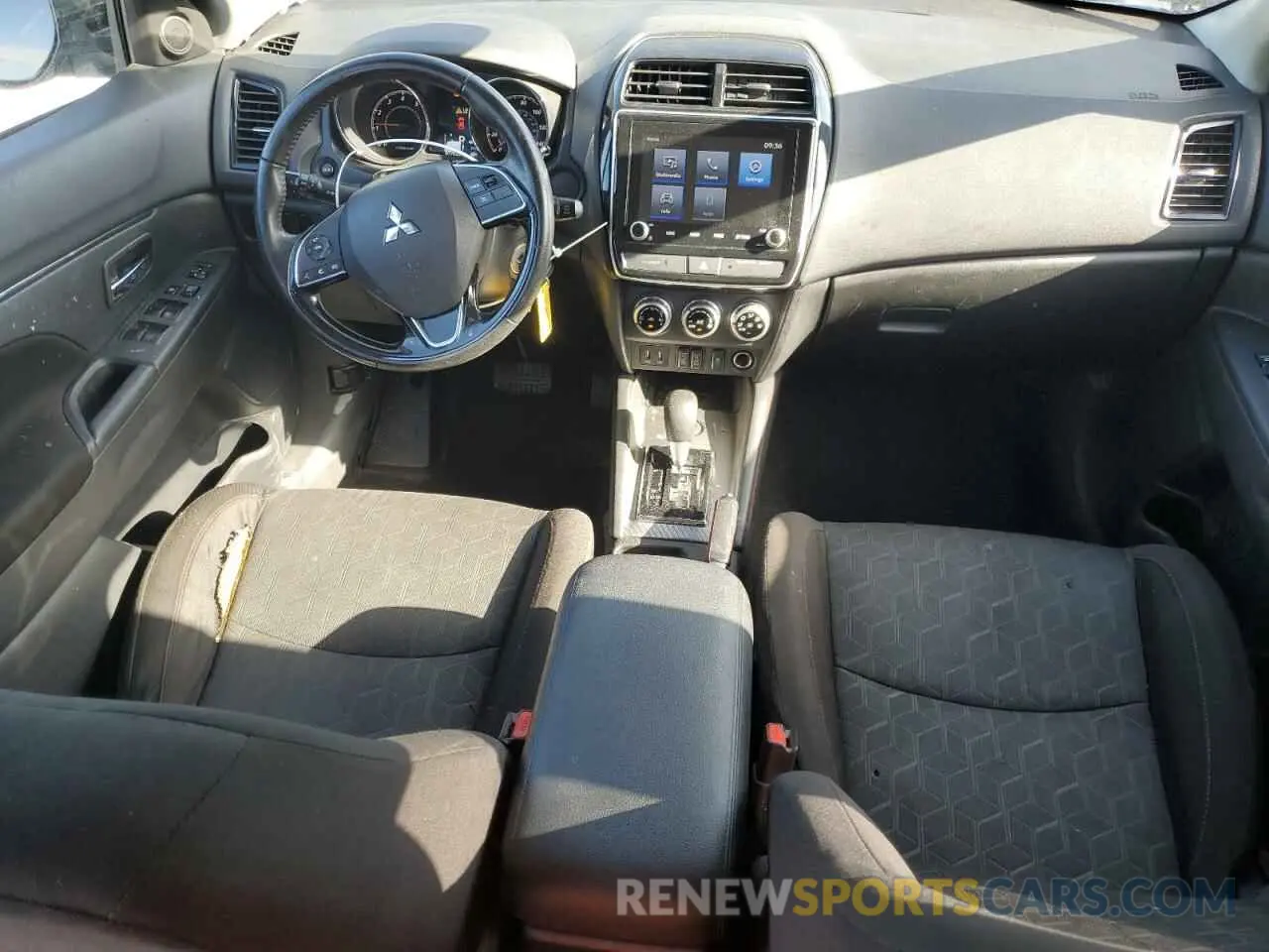 8 fotografías del automóvil dañado JA4APUAUXMU002162 MITSUBISHI OUTLANDER 2021