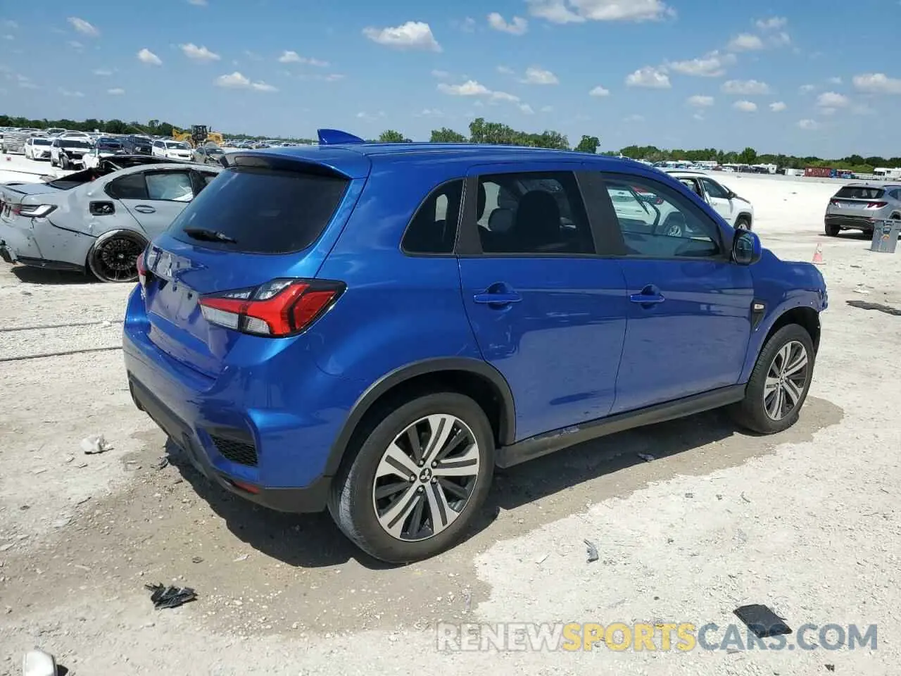 3 fotografías del automóvil dañado JA4APUAUXMU011864 MITSUBISHI OUTLANDER 2021