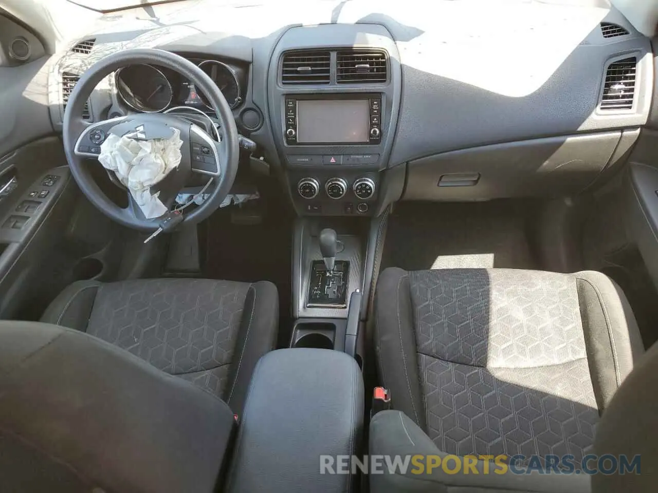 8 fotografías del automóvil dañado JA4APUAUXMU011864 MITSUBISHI OUTLANDER 2021