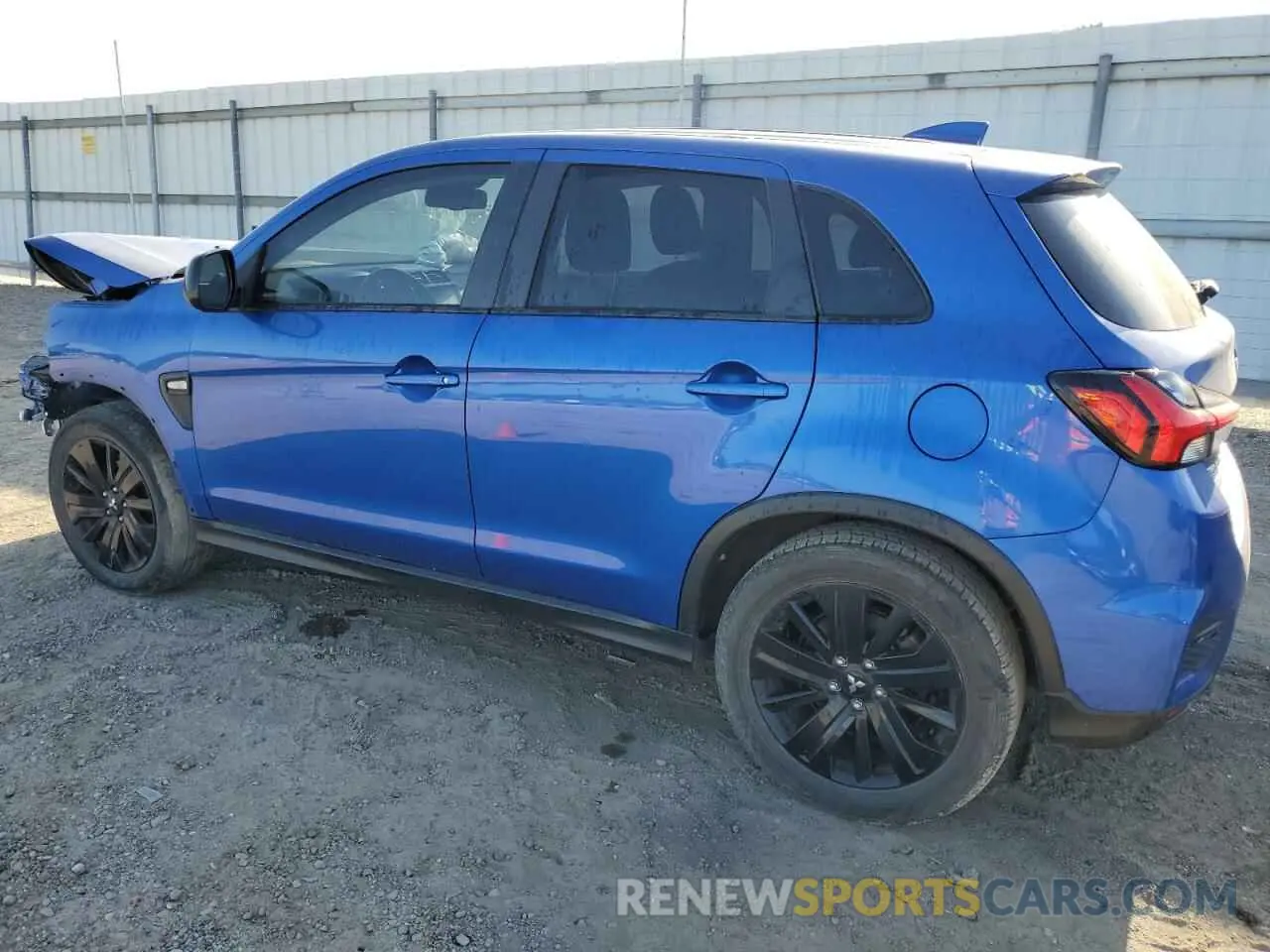2 fotografías del automóvil dañado JA4APUAUXMU024811 MITSUBISHI OUTLANDER 2021