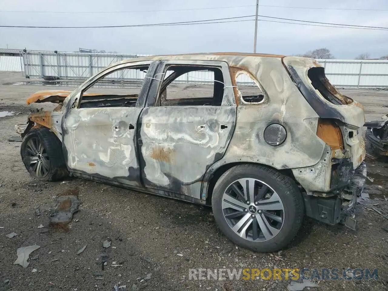 2 fotografías del automóvil dañado JA4ARUAUXMU022826 MITSUBISHI OUTLANDER 2021